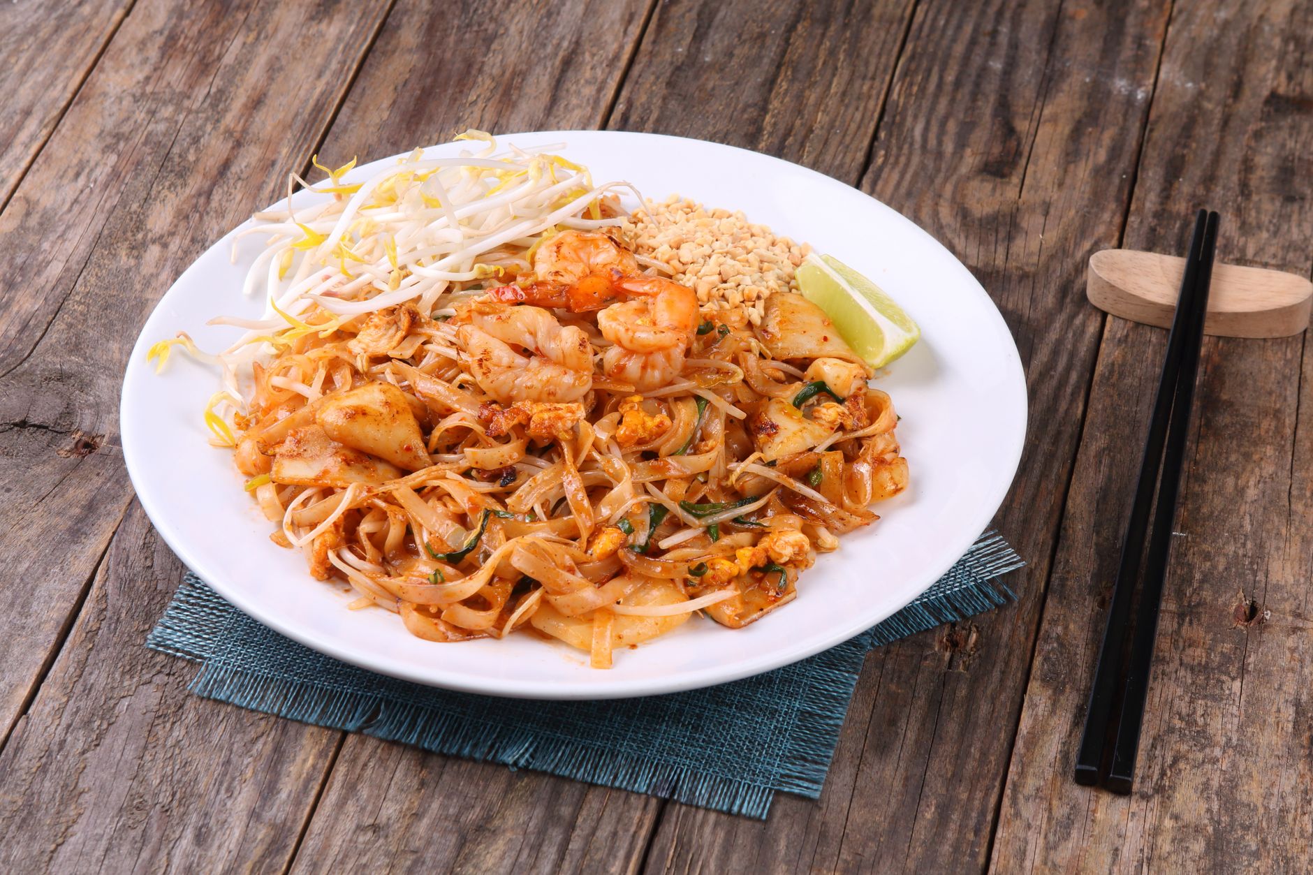 Cucina di strada thailandese con wok fumante