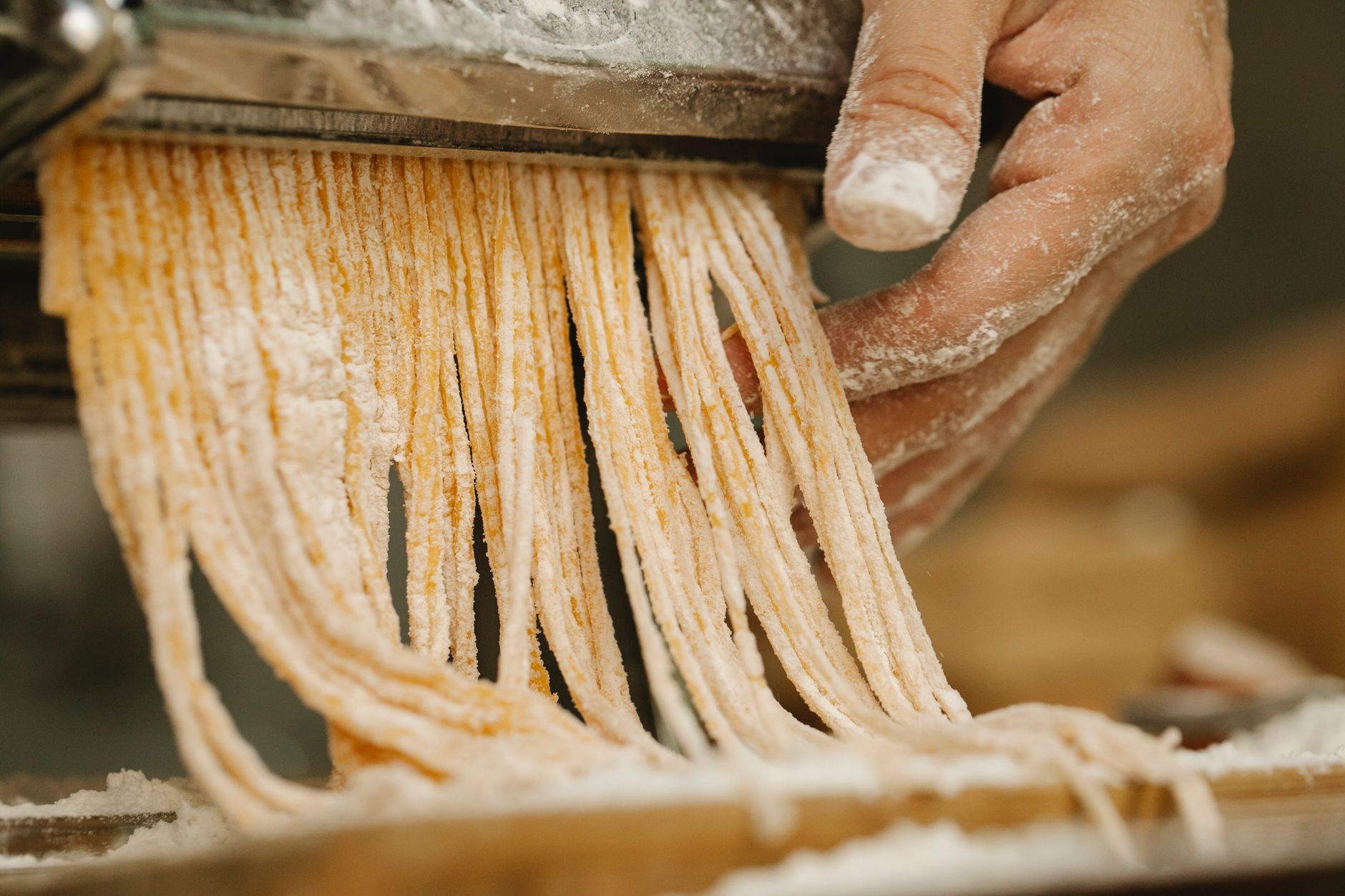 Fasci di spaghetti lunghi e sottili in primo piano