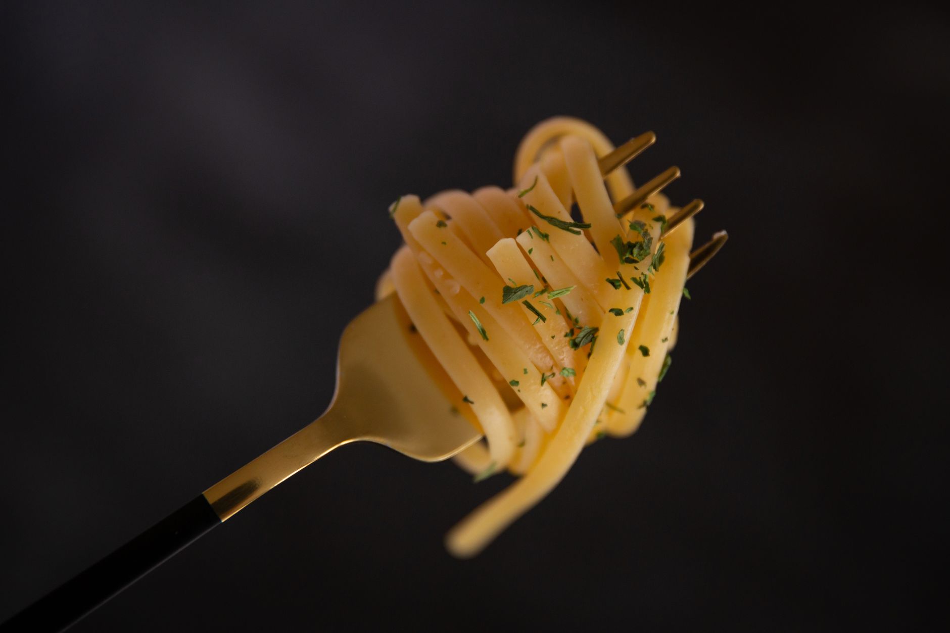 Piatto di spaghetti conditi con sugo di pomodoro e basilico