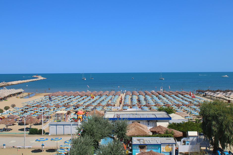 Le cabine colorate sono un simbolo storico degli stabilimenti balneari italiani.