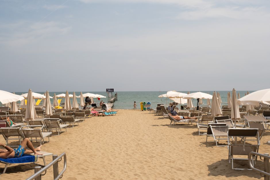 Il turismo di massa del dopoguerra riempì le spiagge italiane di villeggianti.
