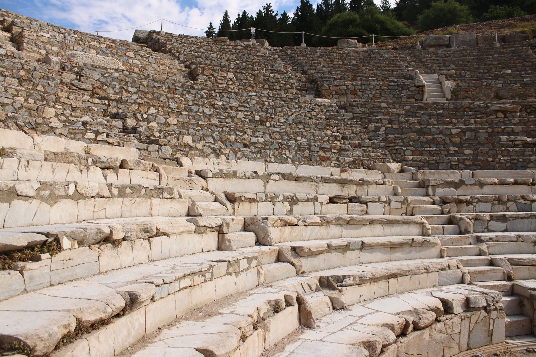 Rovine di un teatro classico all'aperto al tramonto
