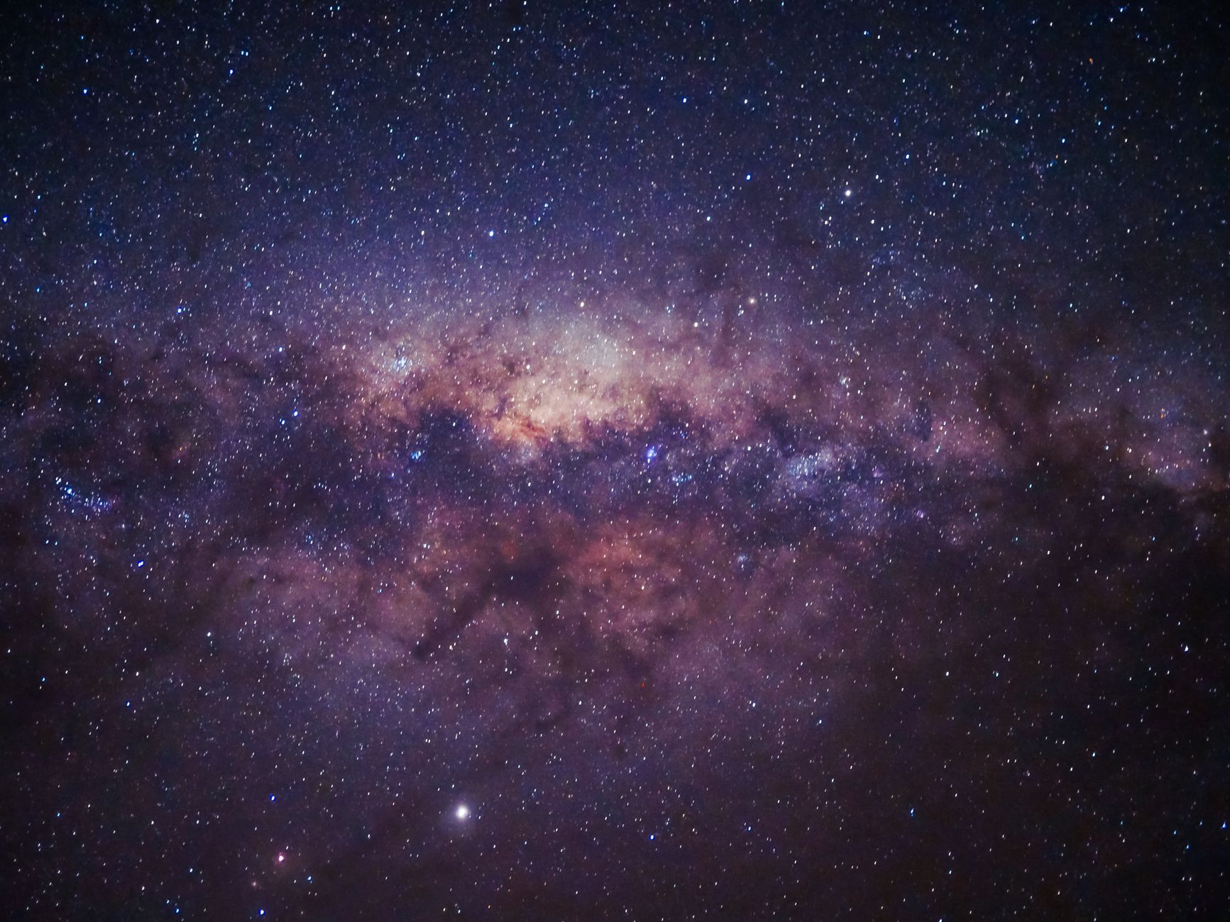 La banda luminosa della Via Lattea nel cielo notturno