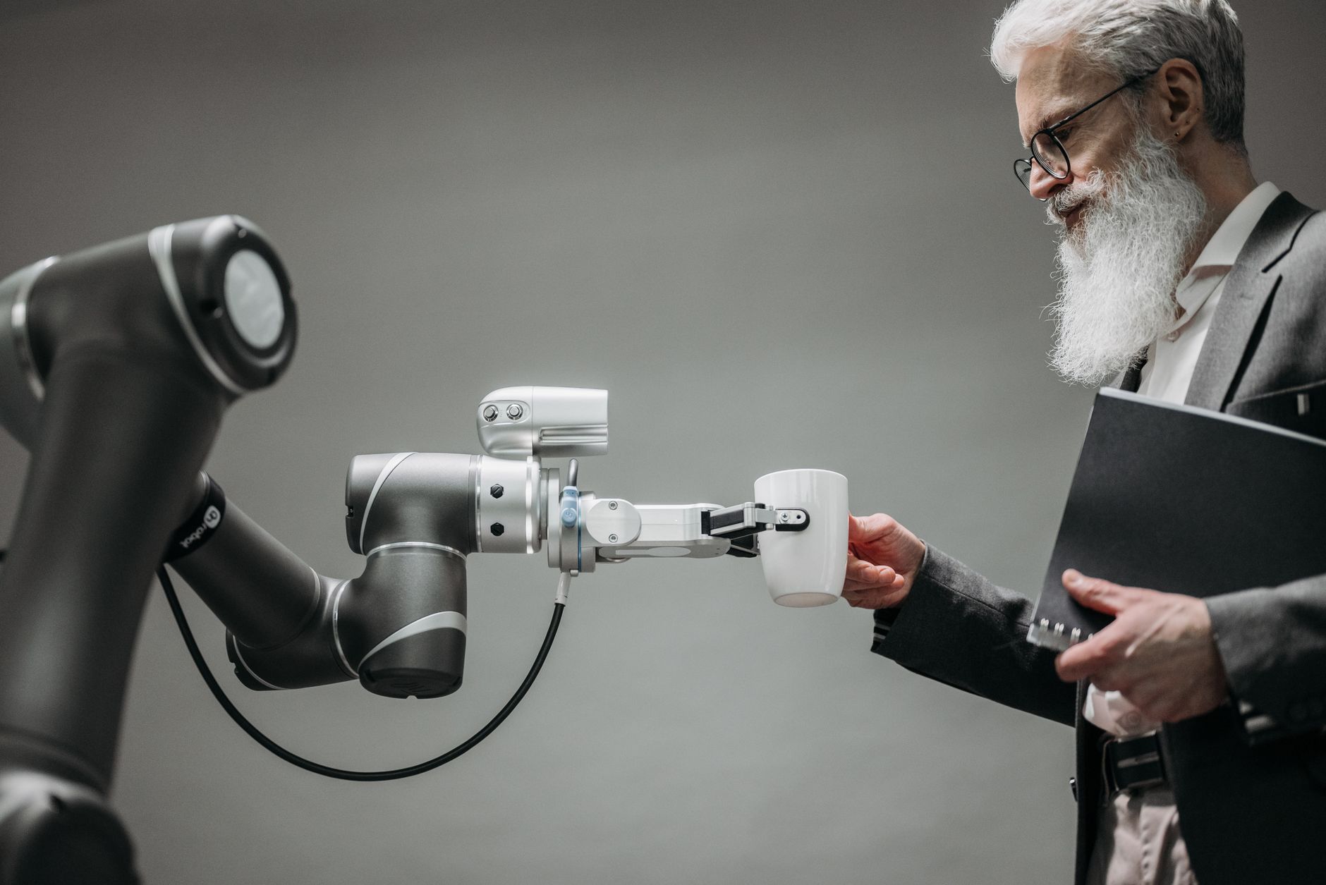 Robot umanoide in un ambiente tecnologico