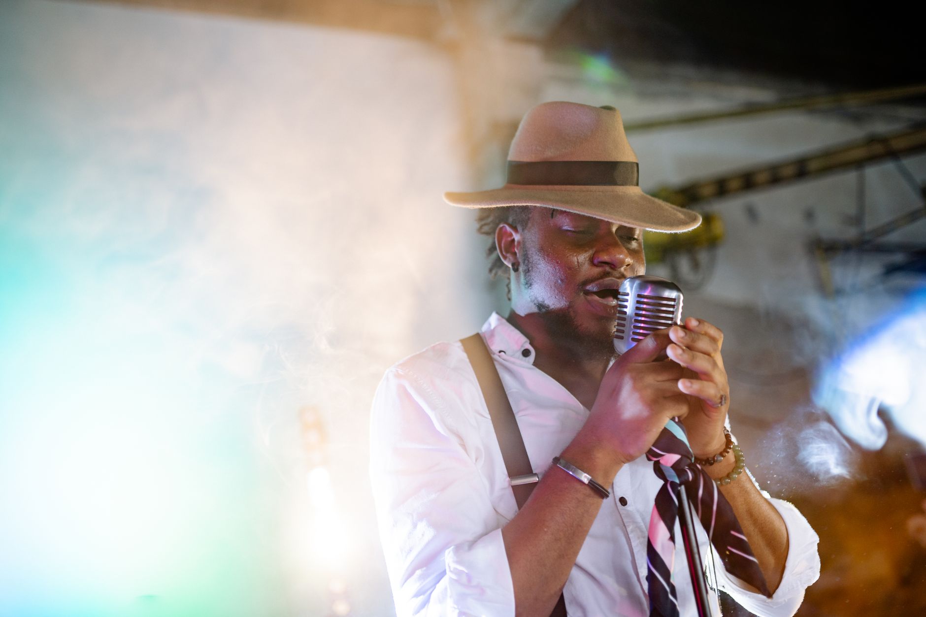 Cantante jazz che si esibisce davanti a un microfono