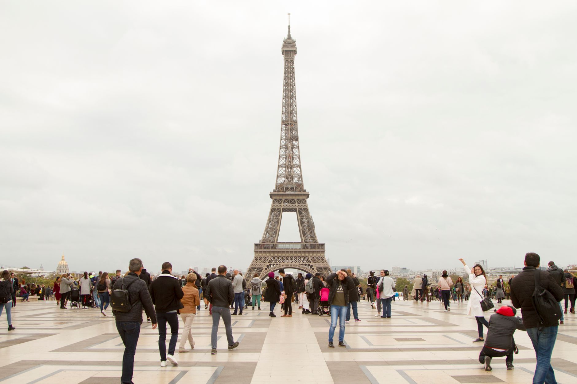 La Torre Eiffel di Parigi sotto un cielo azzurro
