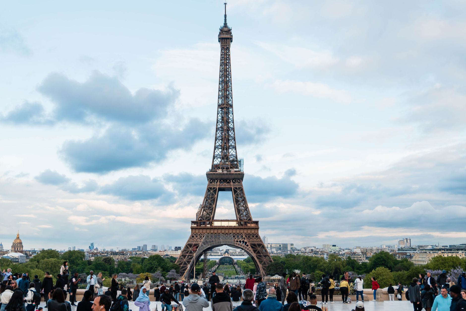 La Torre Eiffel vista dal basso verso la cima