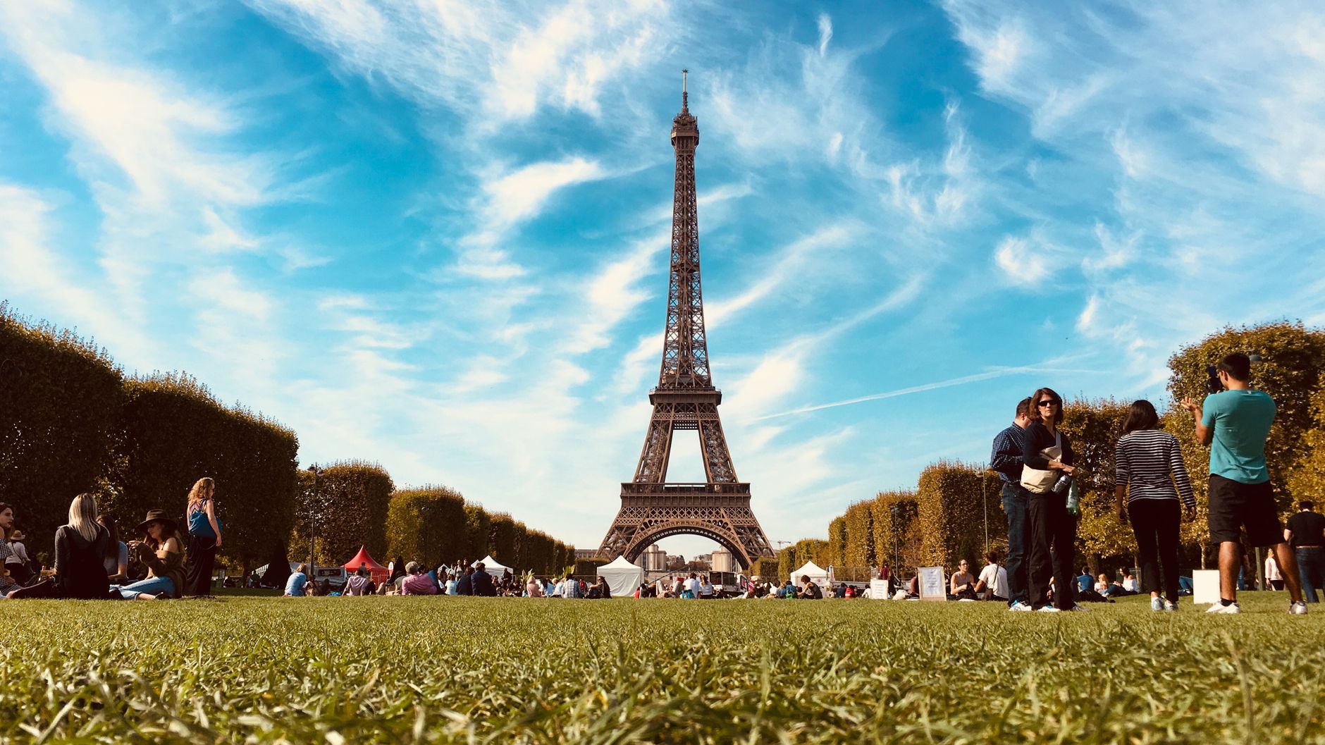 La Torre Eiffel al tramonto sopra Parigi