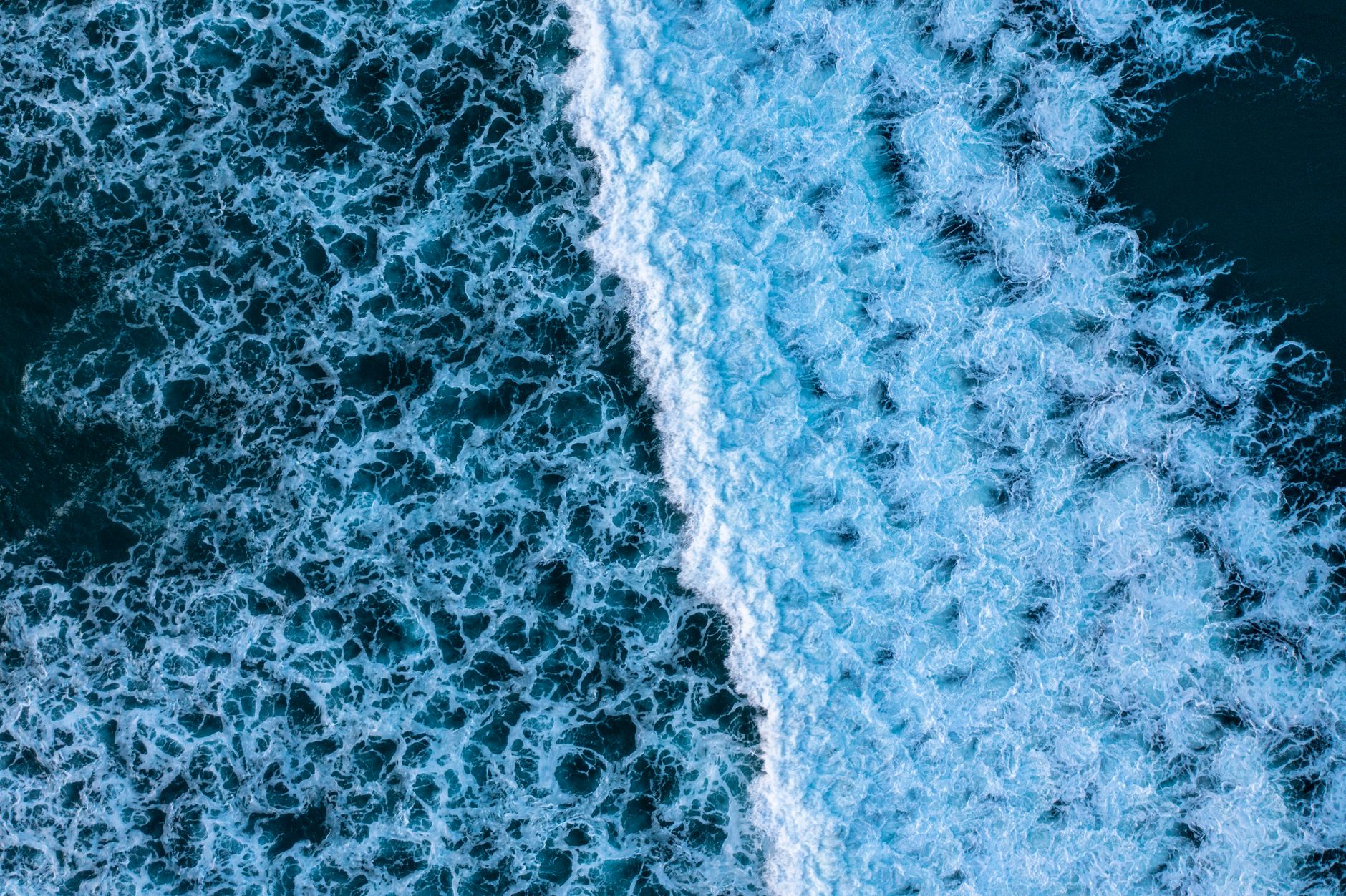 Oceano aperto con acque blu e cielo limpido