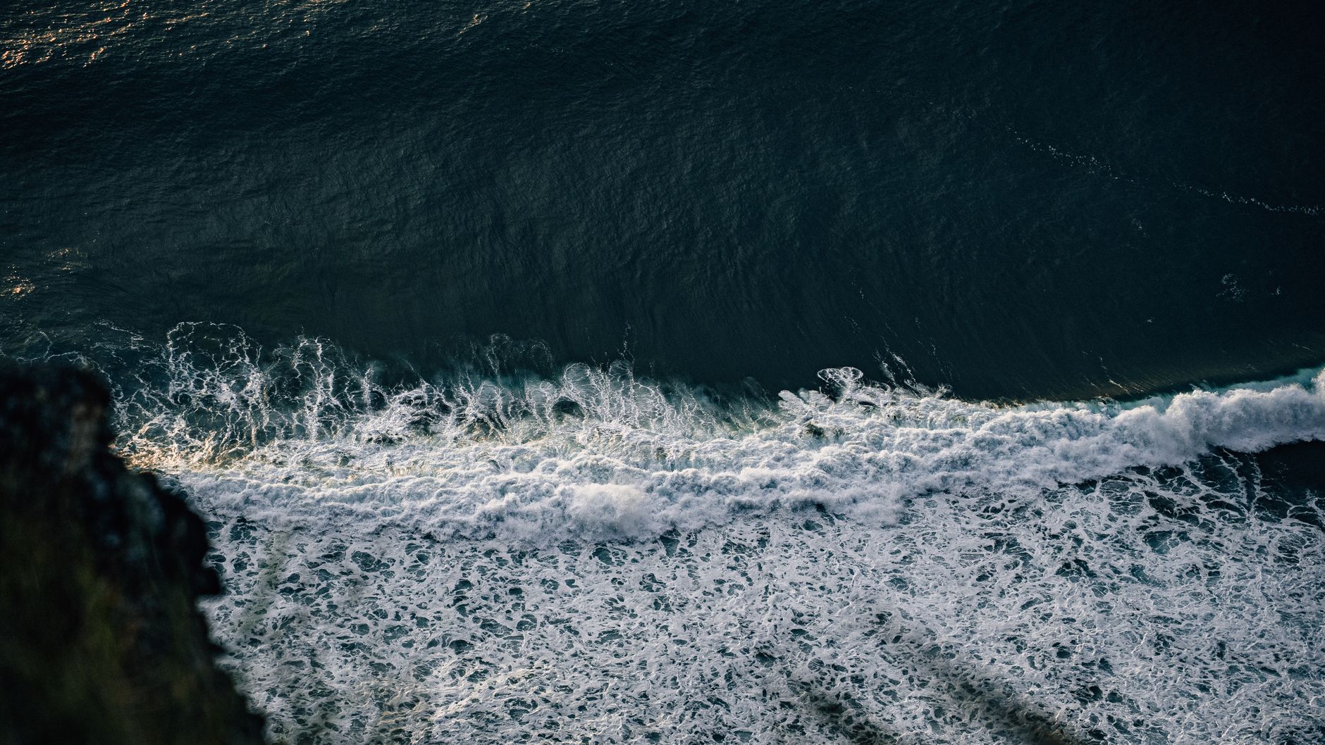 Superficie del mare aperto all'orizzonte