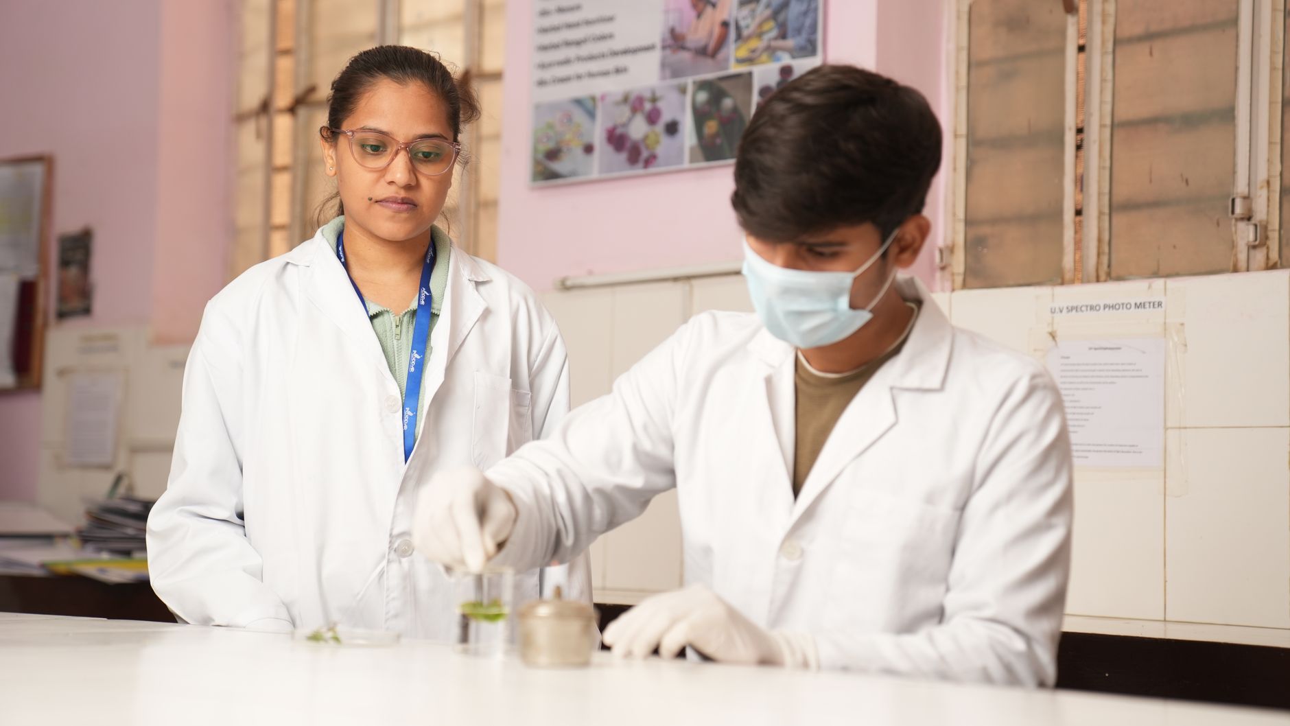 Mani che eseguono un esperimento con provette in laboratorio
