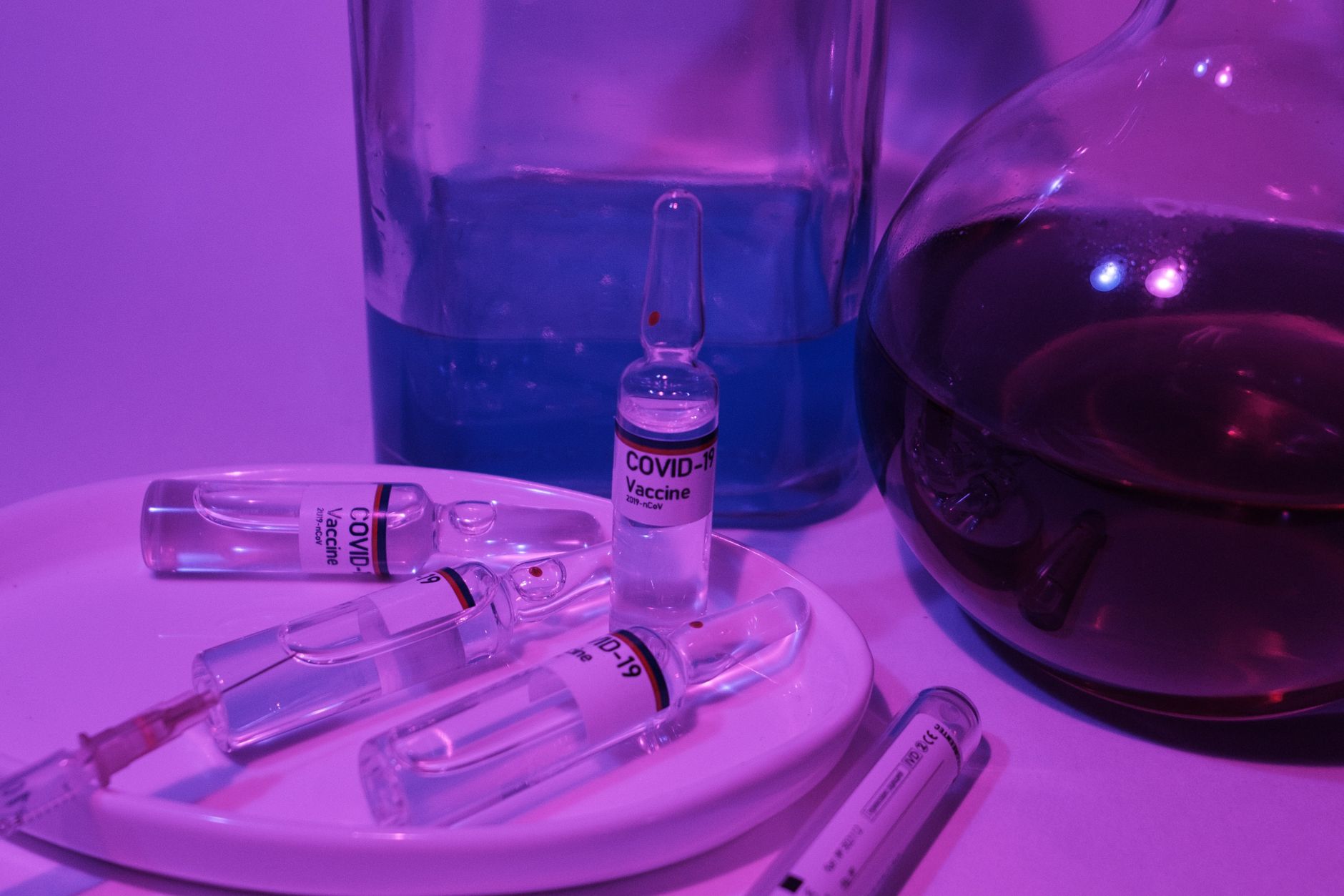 Scienziato al microscopio in un laboratorio di ricerca