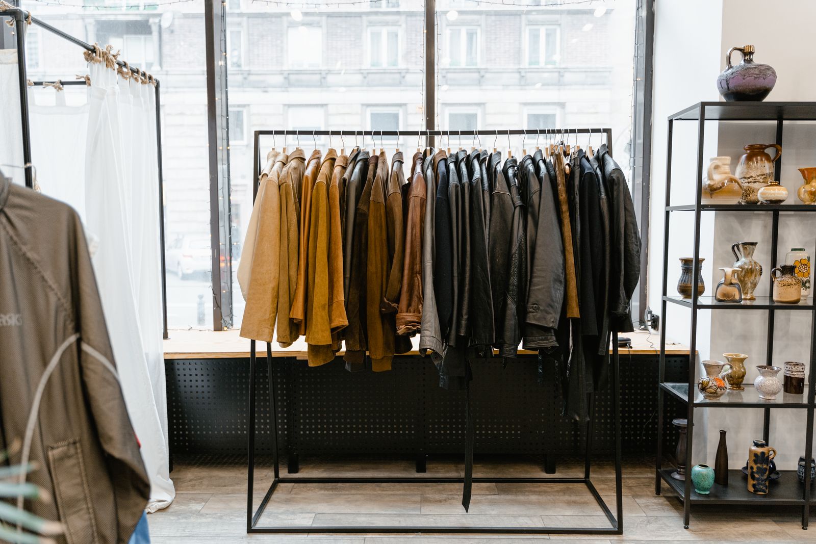 Capi di abbigliamento appesi a una rastrelliera in un negozio