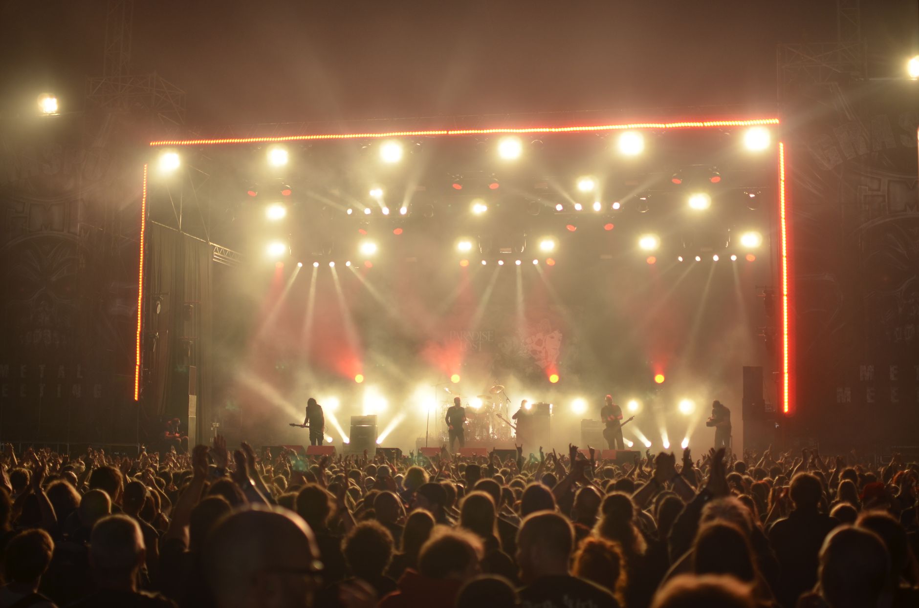 Grande folla a un concerto rock con luci sul palco