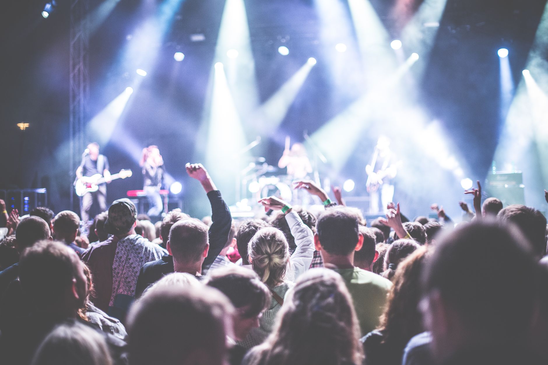Palco di un concerto illuminato davanti al pubblico