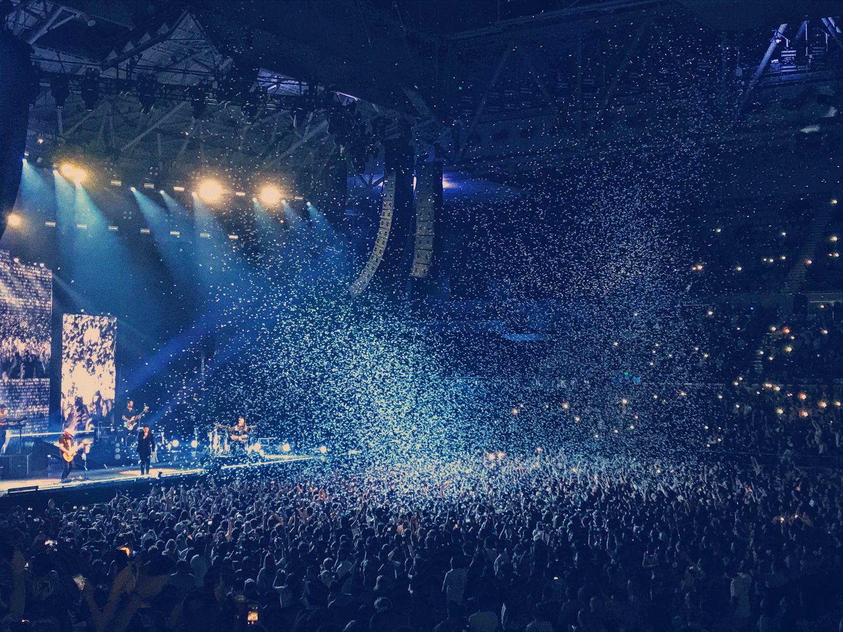 Mani del pubblico alzate durante un concerto