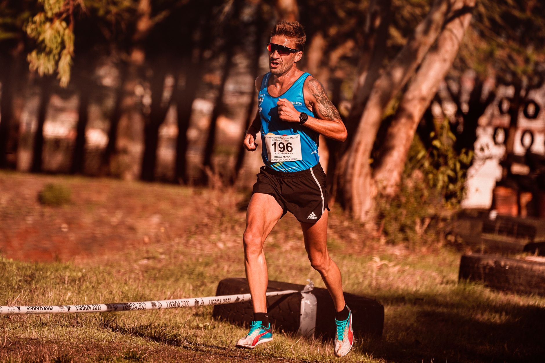 Atleta scattante su pista di atletica