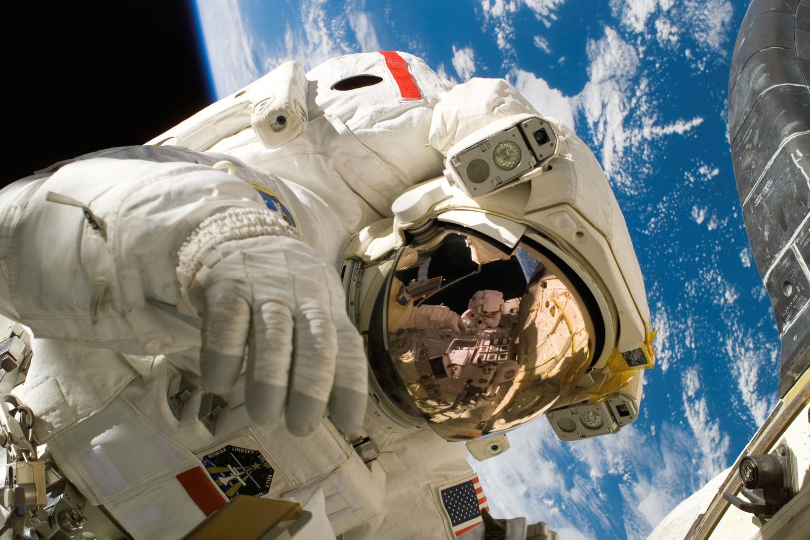 Sonda spaziale con superficie riflettente illuminata dal Sole