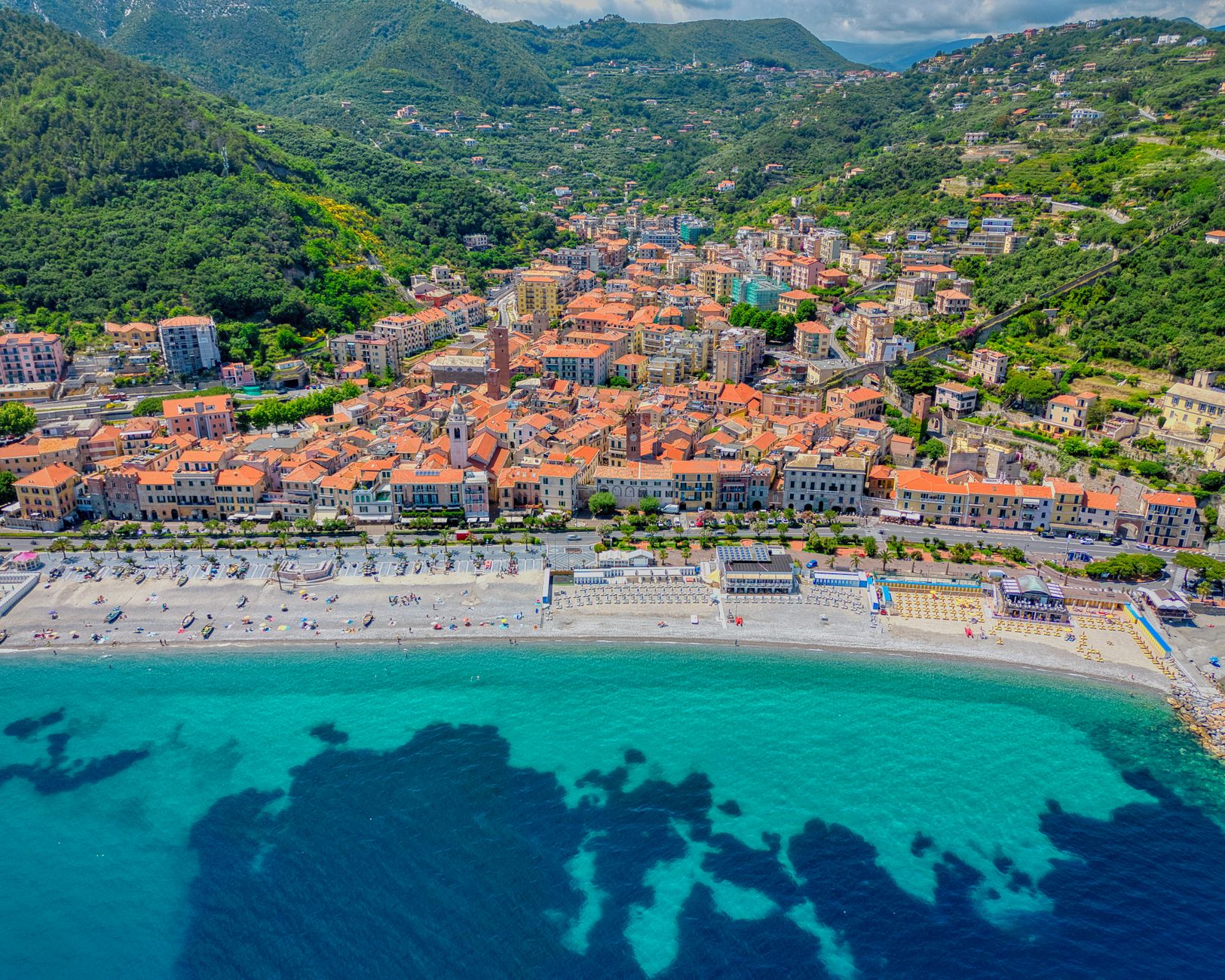 Vicolo di un piccolo borgo italiano con case in pietra