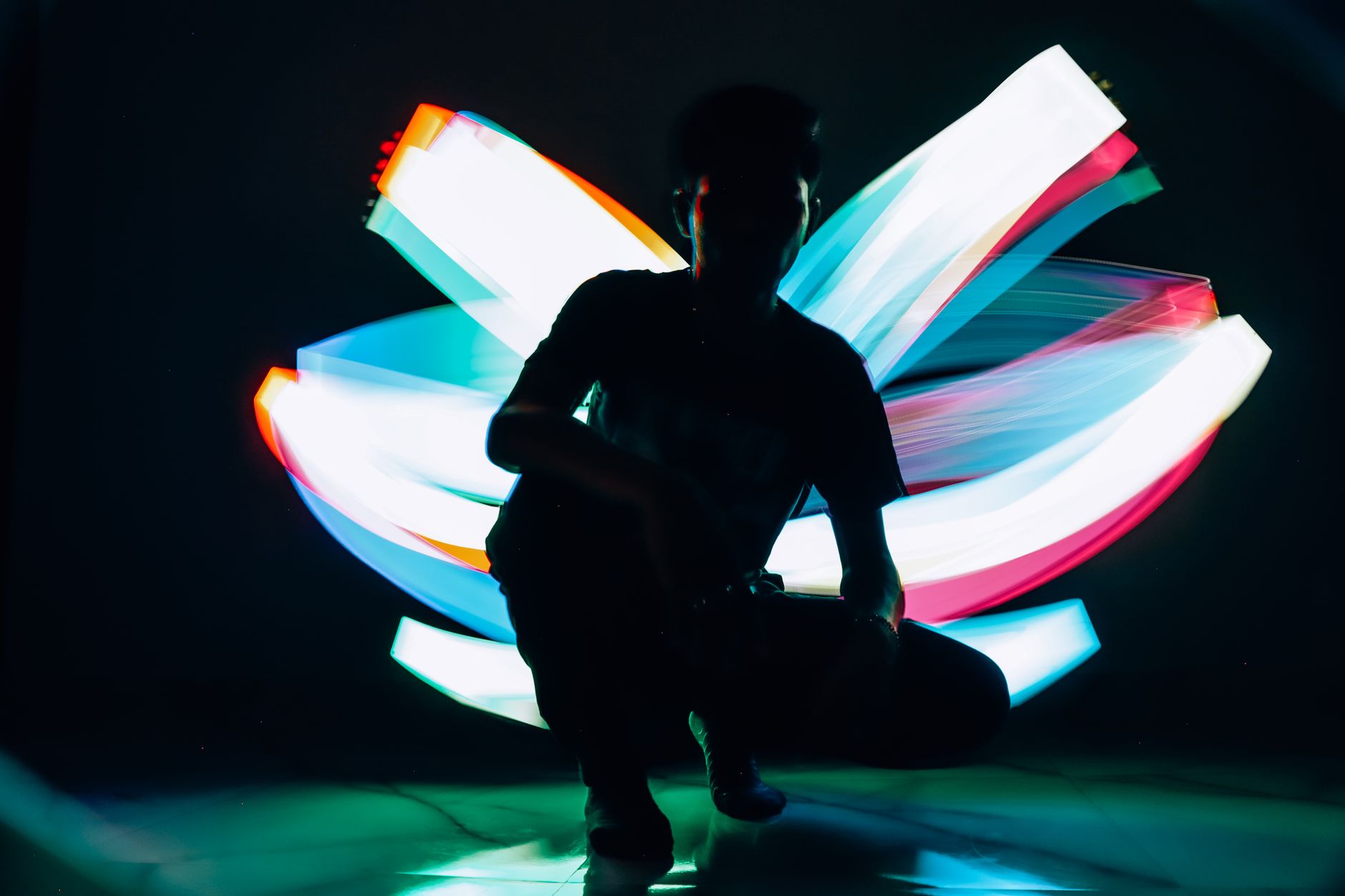 Installazione di luci colorate in uno spazio scenografico al buio