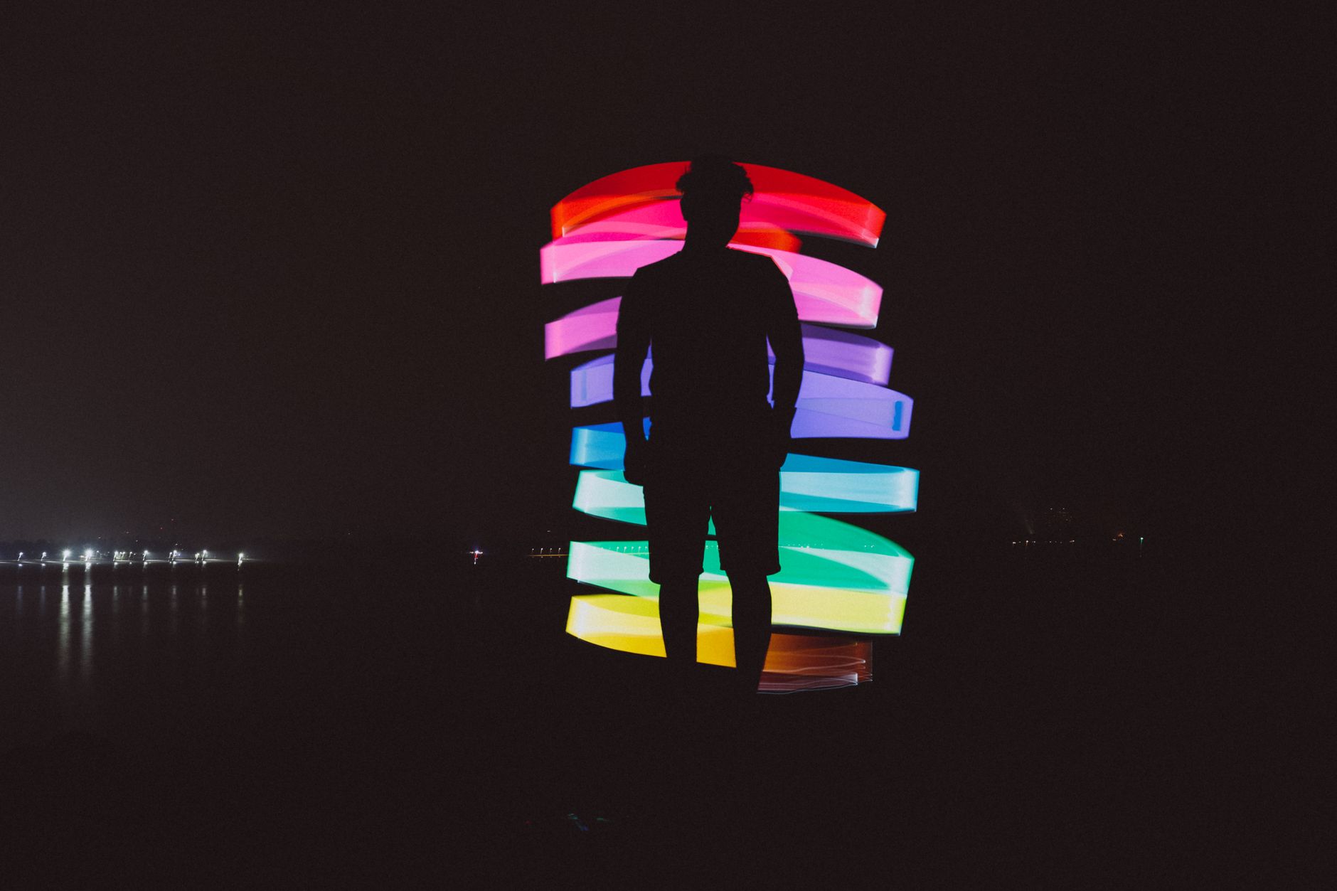 Persone davanti a una proiezione immersiva di video arte