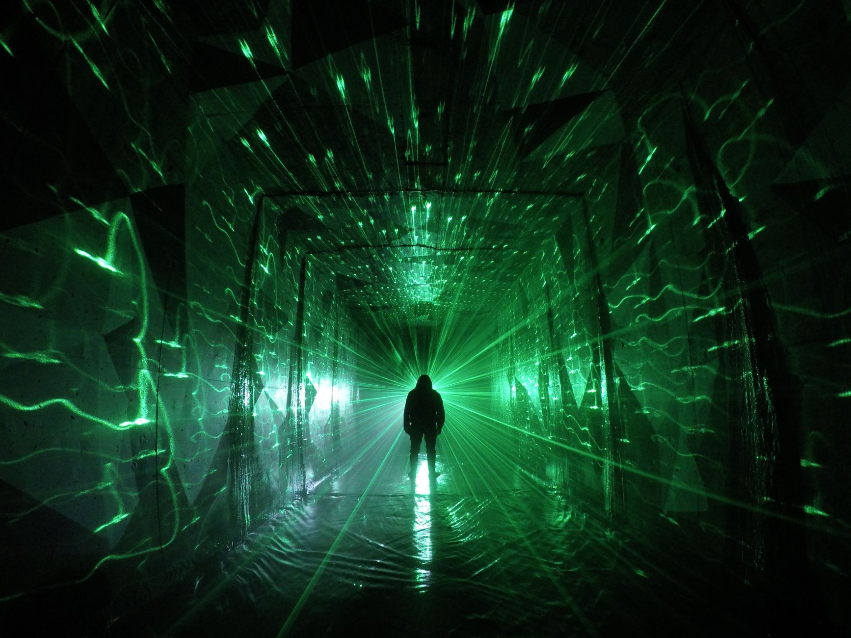 Spettacolo audiovisivo con luci e immagini proiettate
