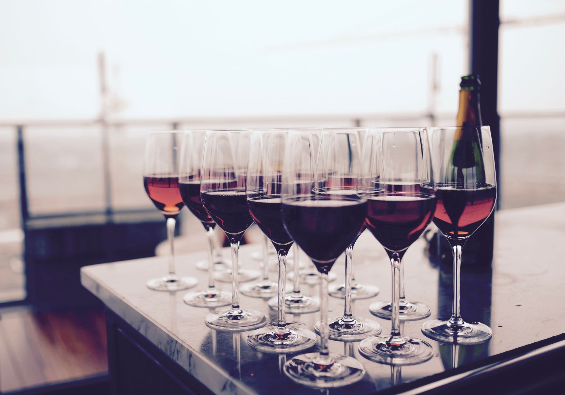 Calici di vino rosso durante una degustazione