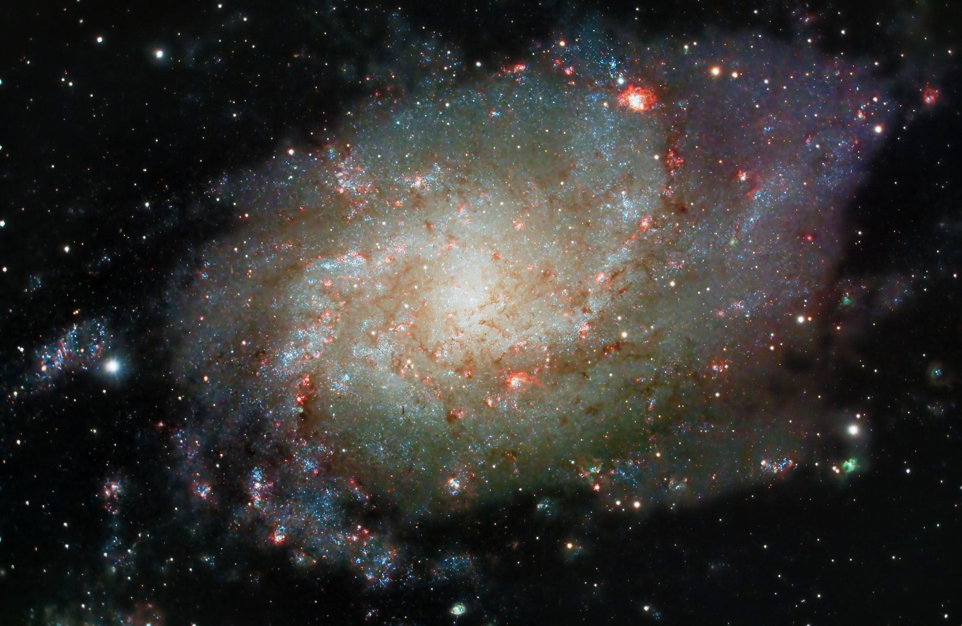 Galassia e stelle in un cielo profondo dello spazio