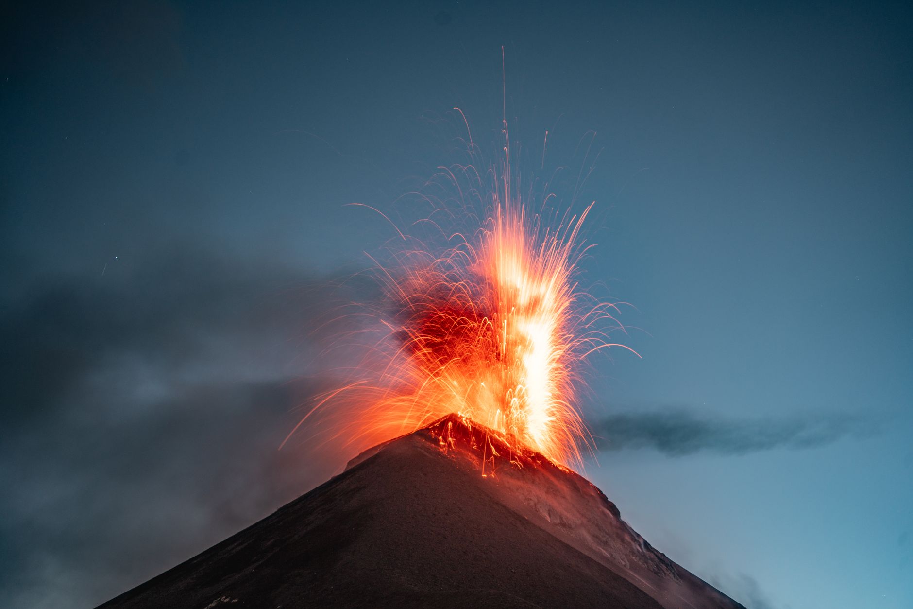Vulcano in eruzione con colata di lava incandescente