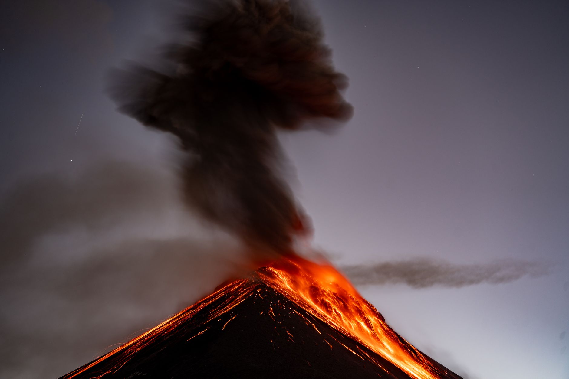 Lava incandescente che scorre lungo le pendici di un vulcano
