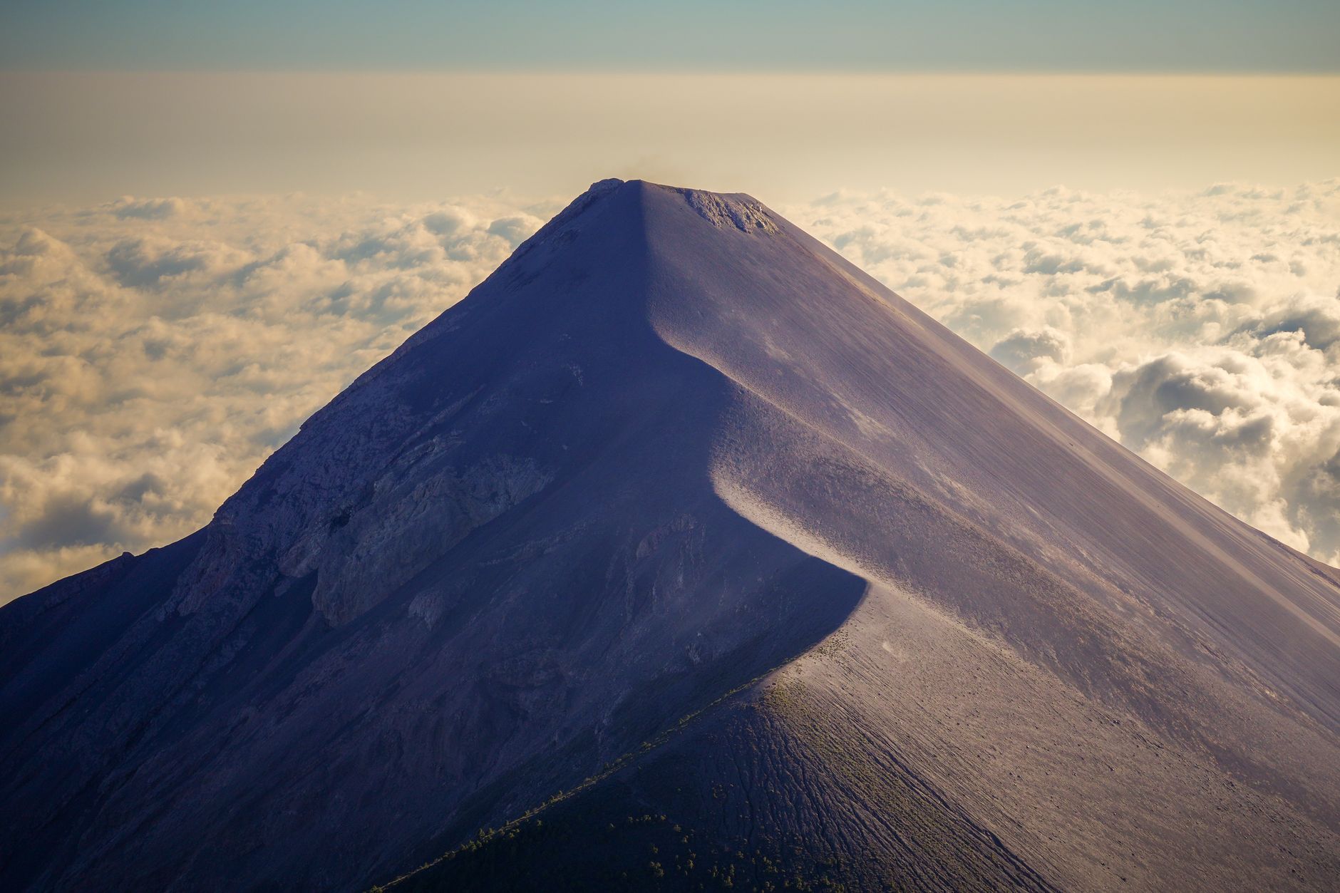 Cratere di un vulcano attivo visto dall'alto
