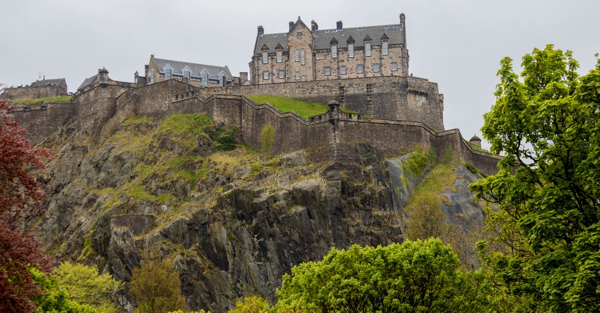 Castello scozzese immerso nel paesaggio delle Highlands