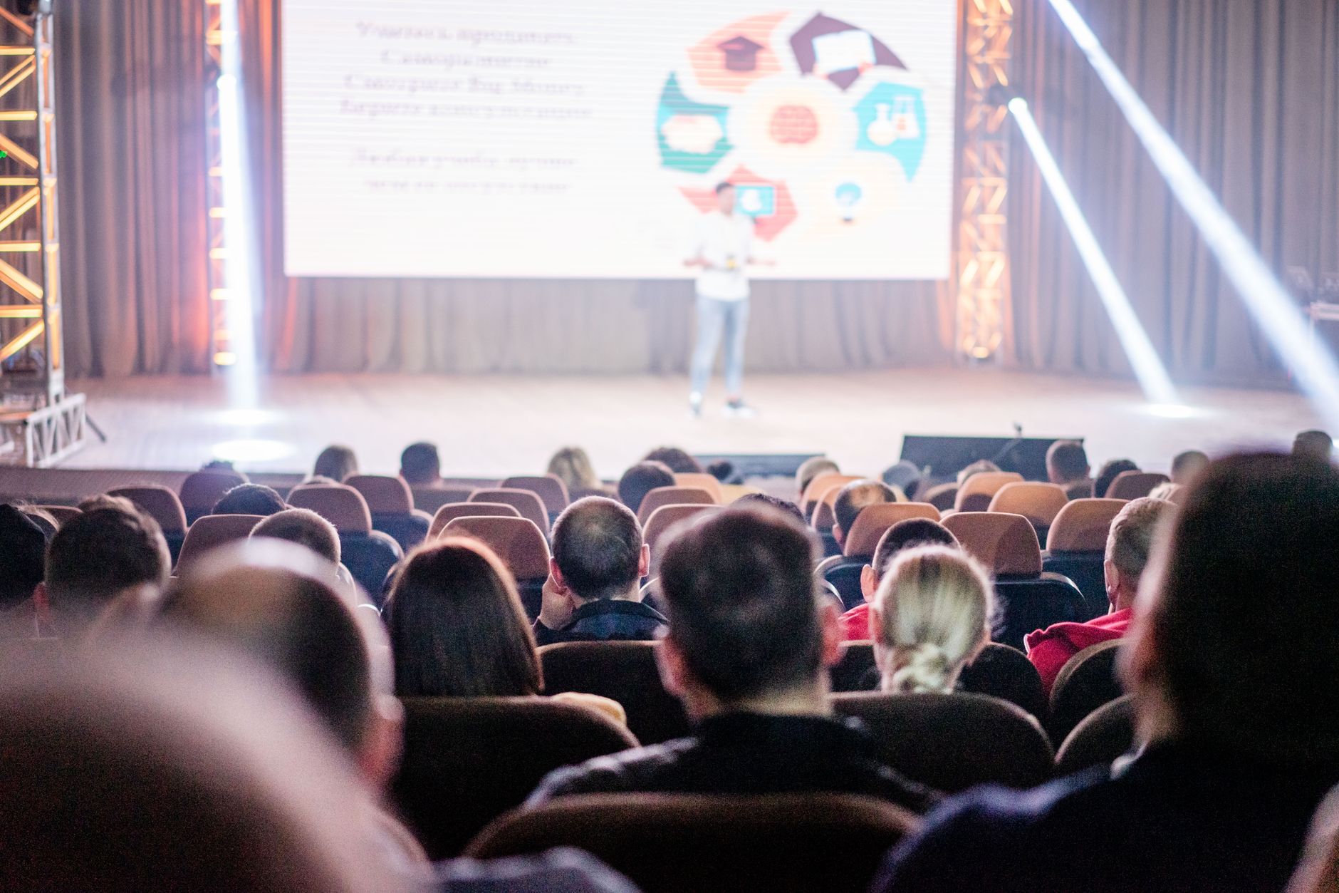 Palco di un festival dell'innovazione con pubblico