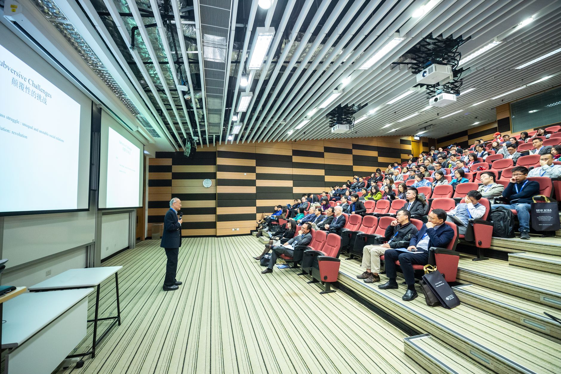 Pubblico numeroso assiste a un talk