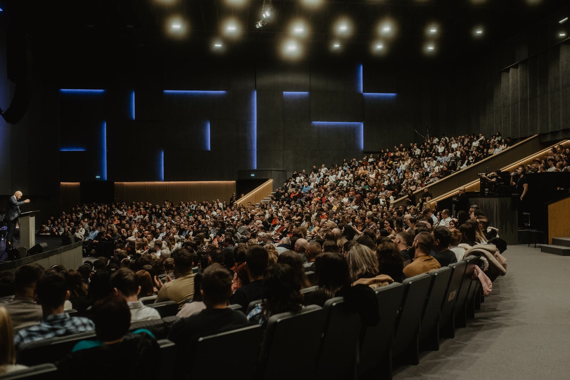 Schermo con dati e tecnologia a un evento