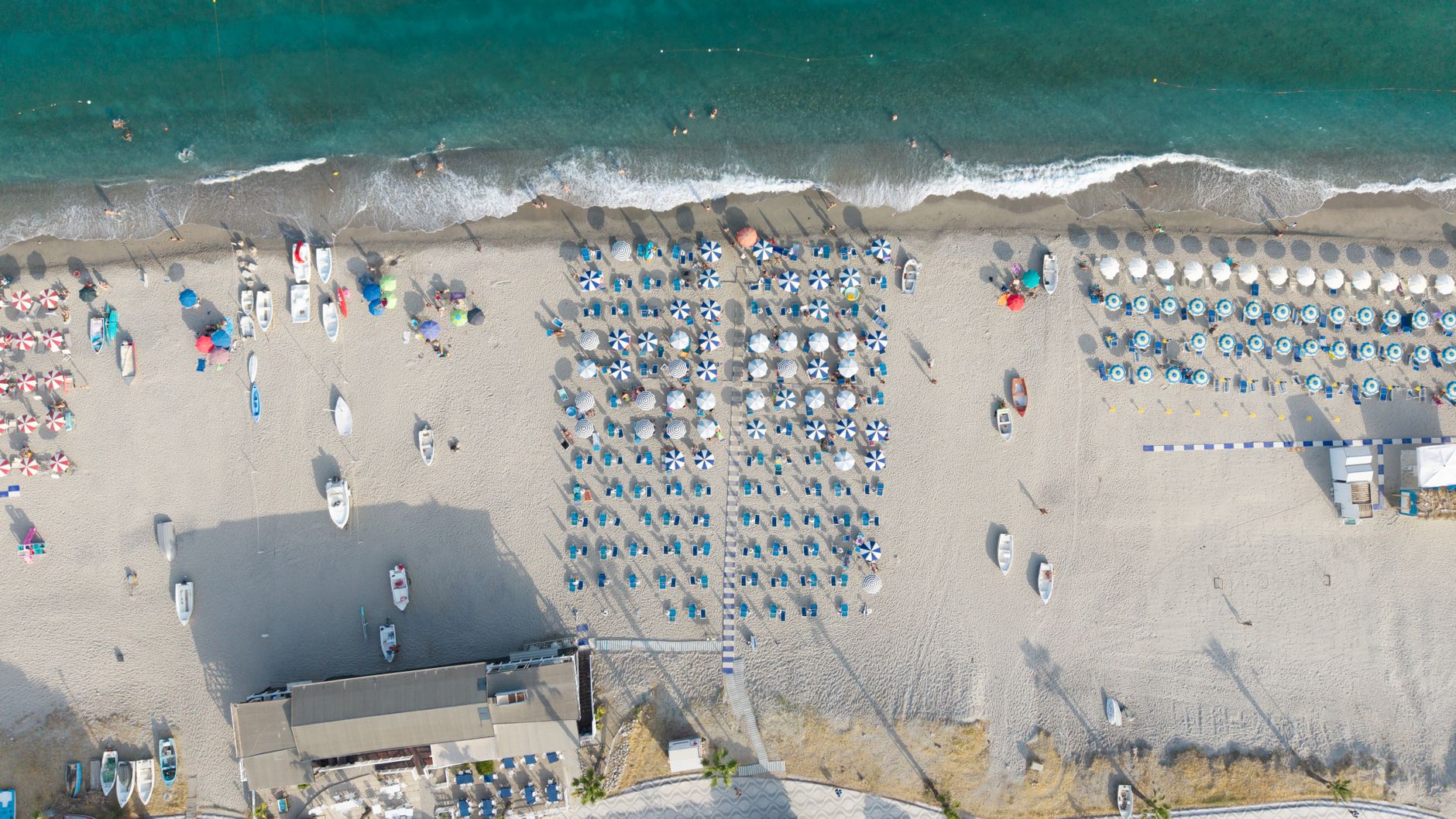 Vista aerea di una costa e dell'oceano
