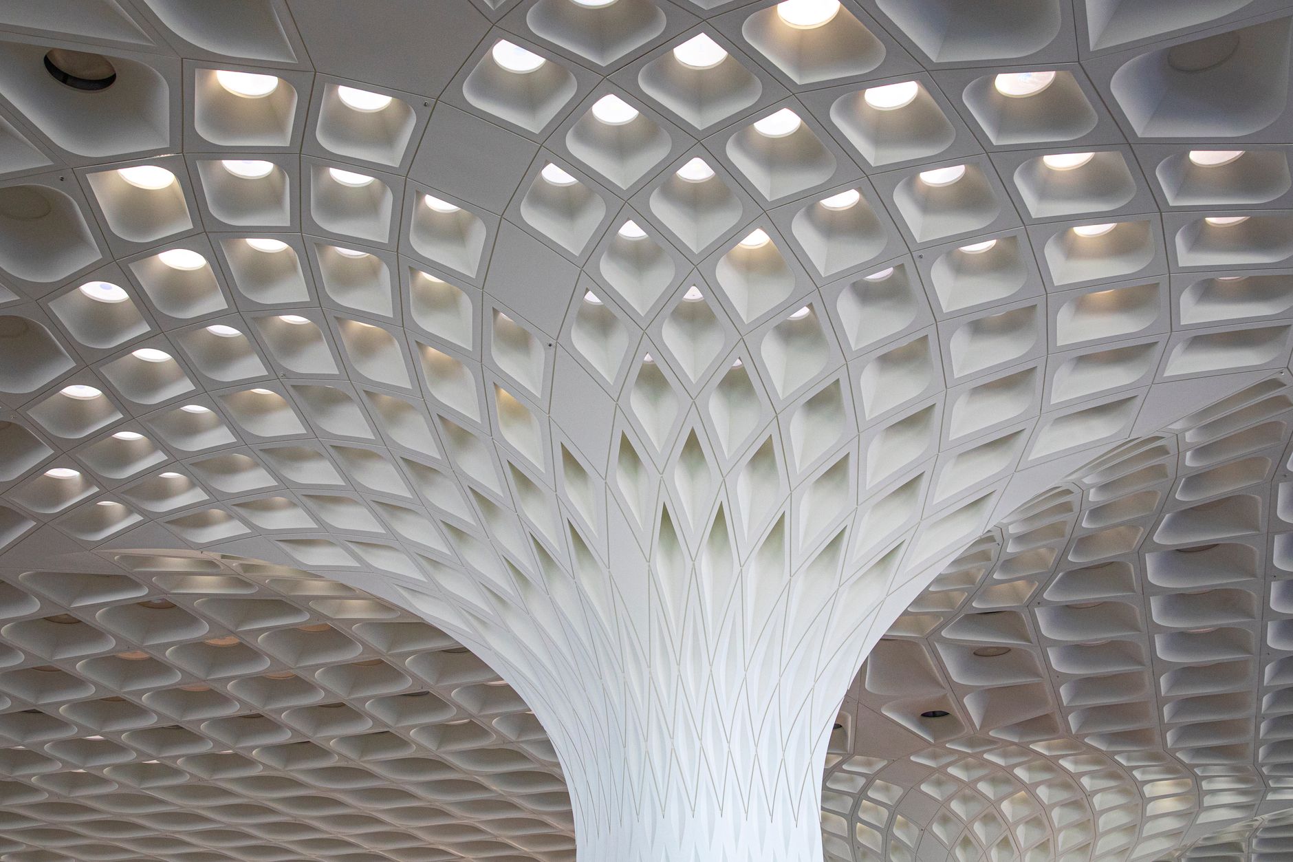 Interno di un moderno terminal aeroportuale con copertura ondulata