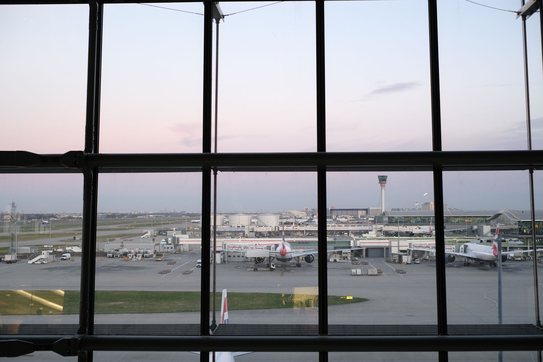 Vista aerea di un aeroporto costruito vicino al mare