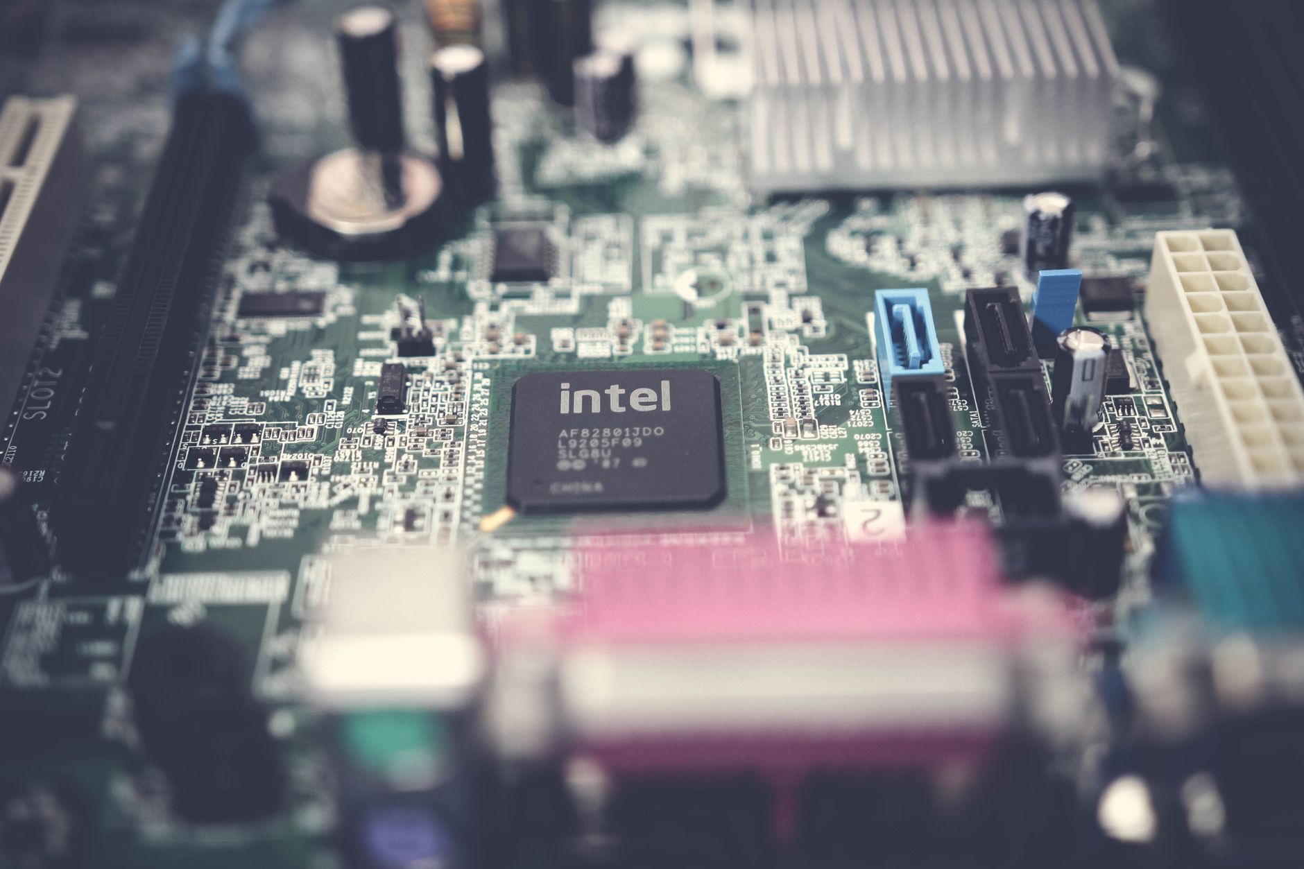 Chip di un processore su una scheda elettronica