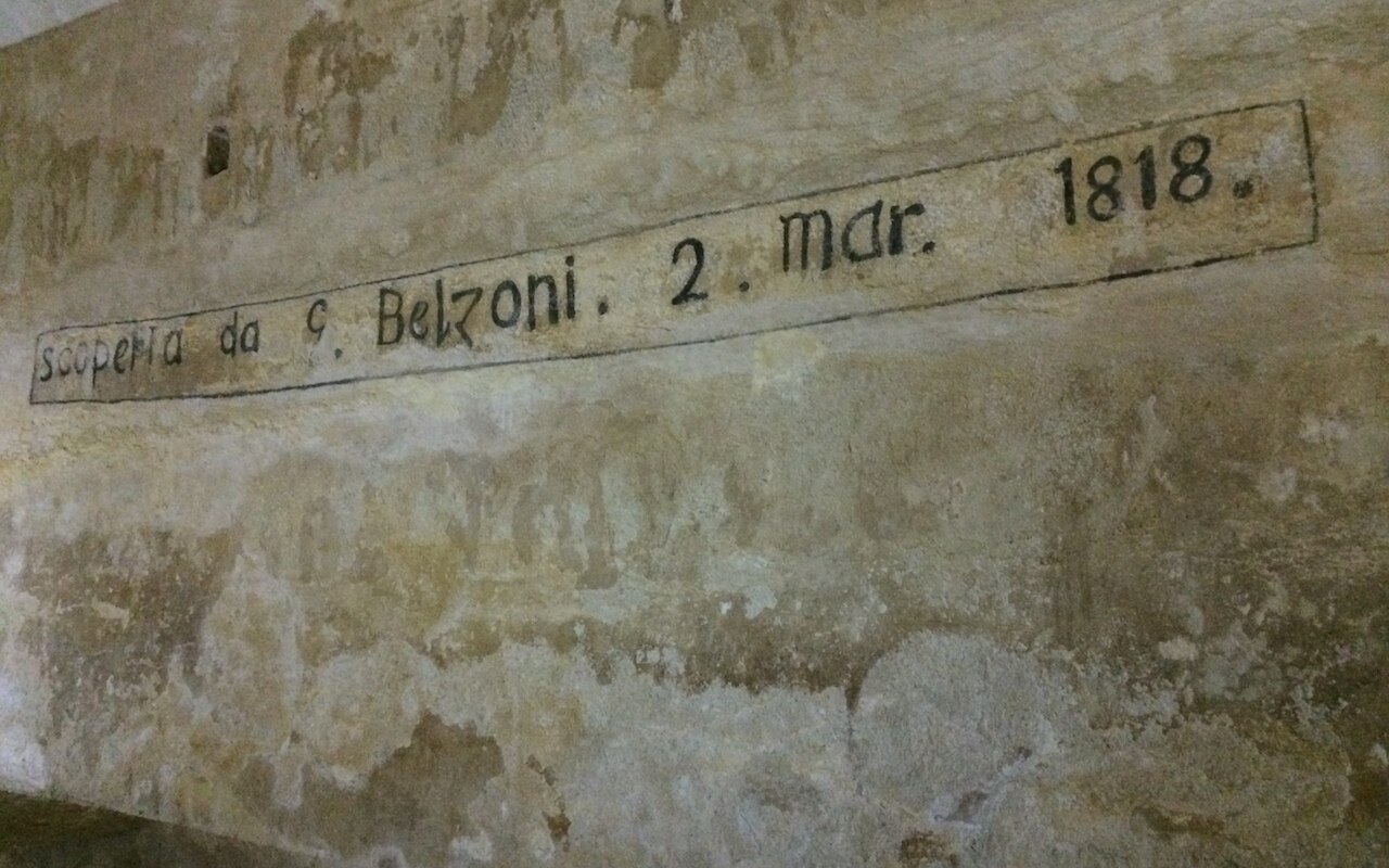 La scritta lasciata da Giovanni Battista Belzoni nella camera funeraria della piramide di Chefren
