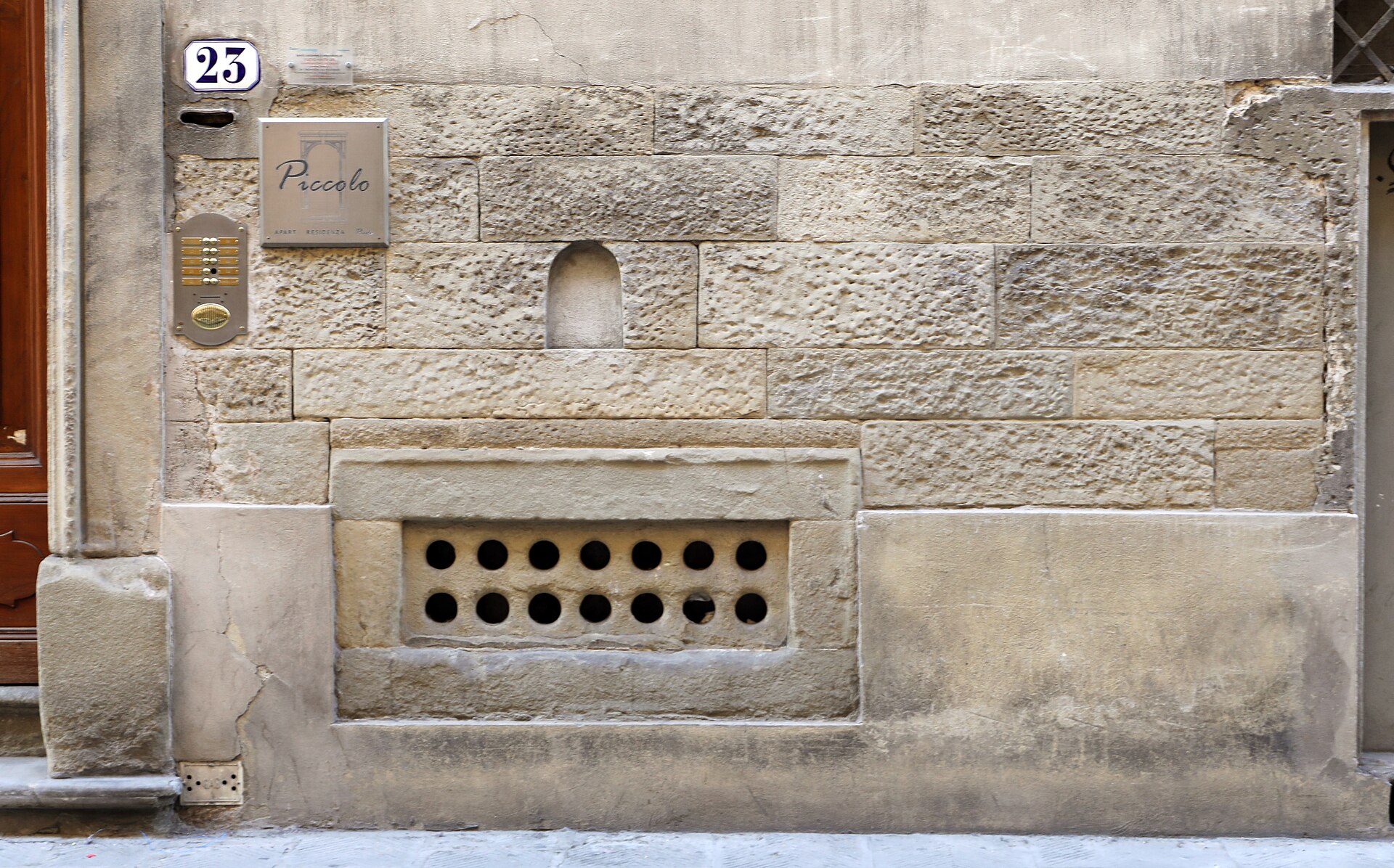 Buchetta del vino in una facciata di palazzo a Firenze, in via Ricasoli
