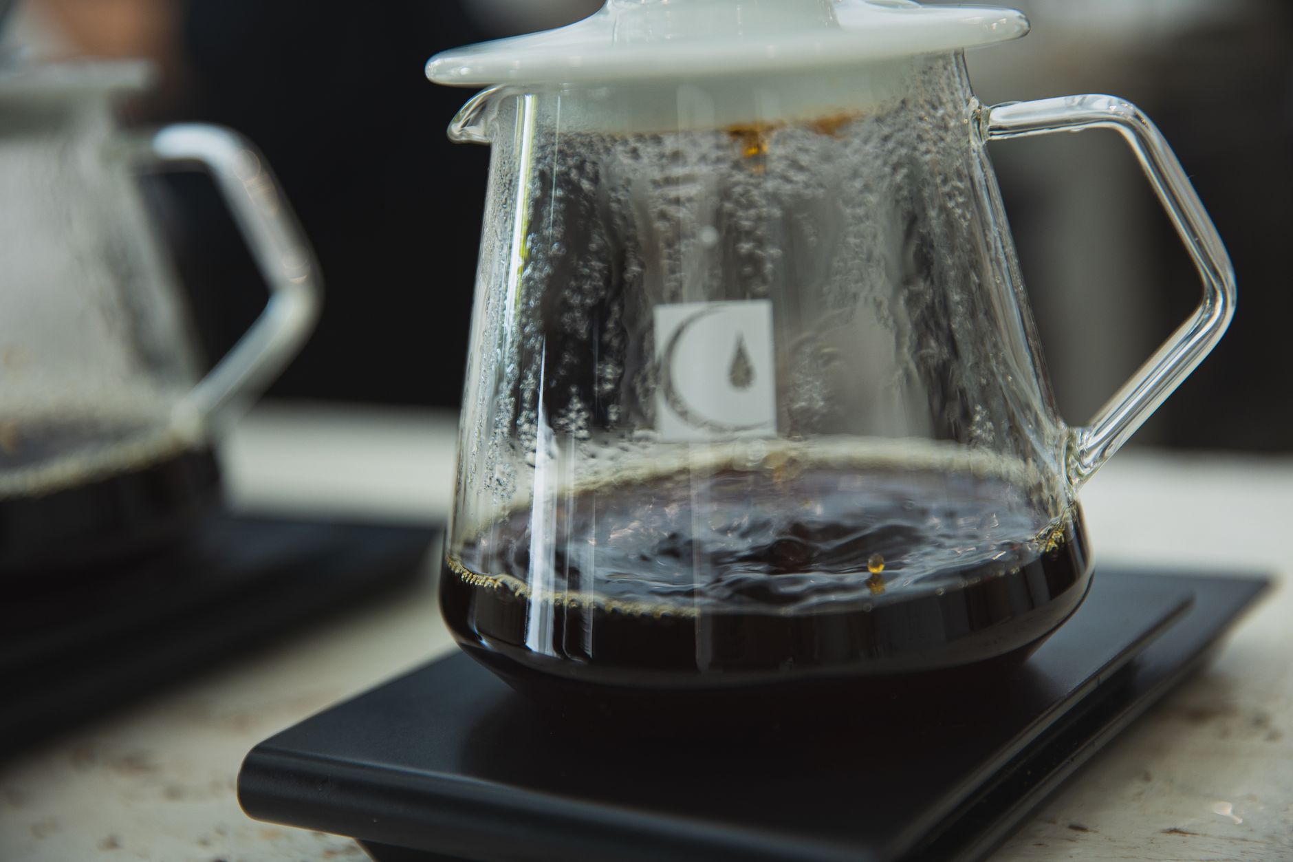 Caffe a filtro che cola in una caraffa di vetro