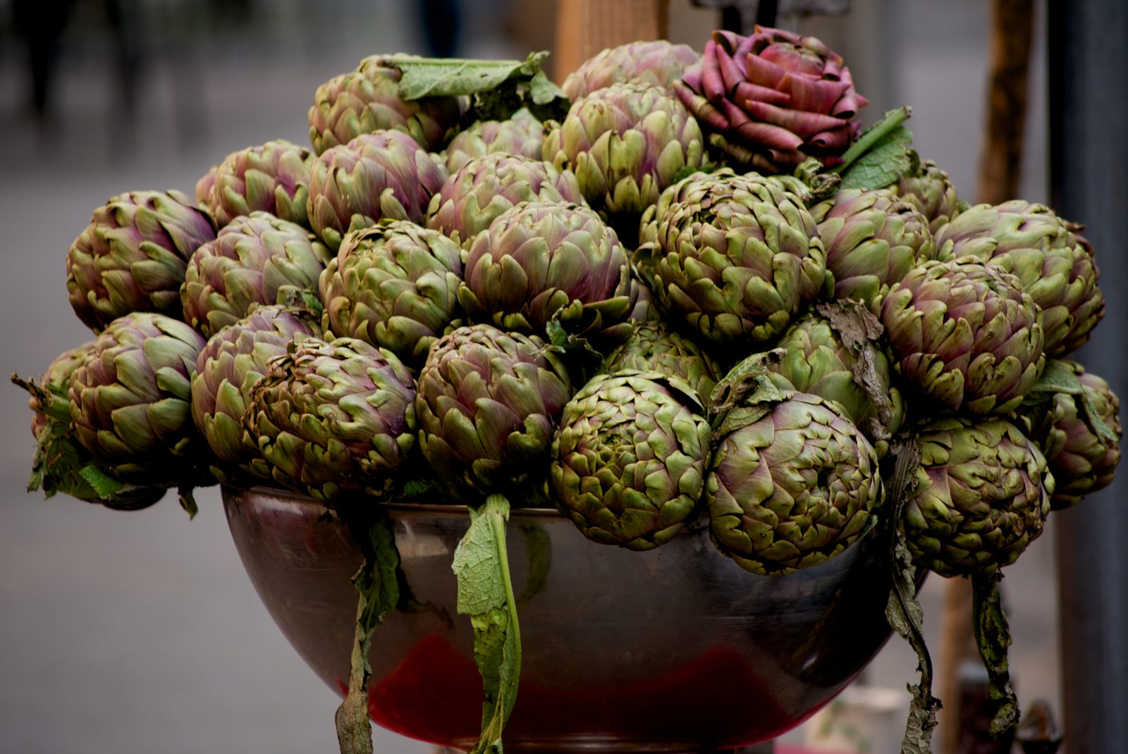 Carciofi romaneschi esposti fuori da un ristorante a Roma