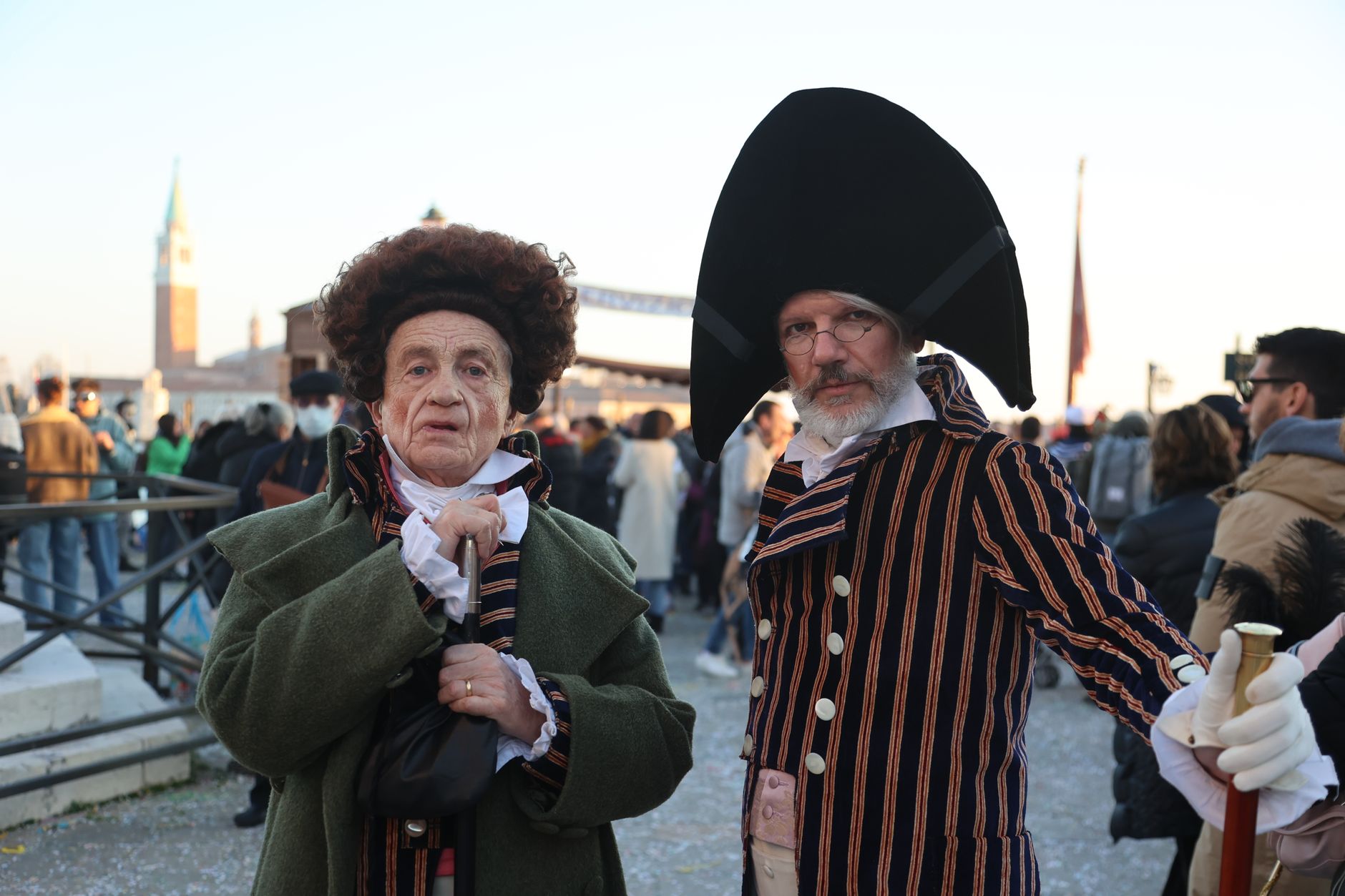 Coriandoli colorati che cadono durante una festa