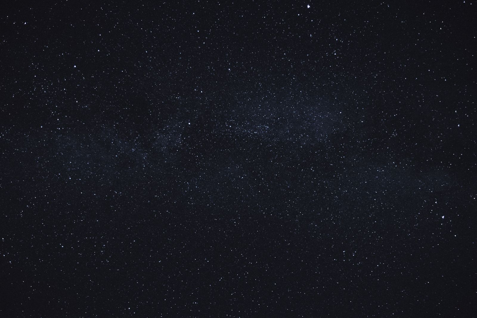Cielo notturno pieno di stelle sopra un paesaggio buio