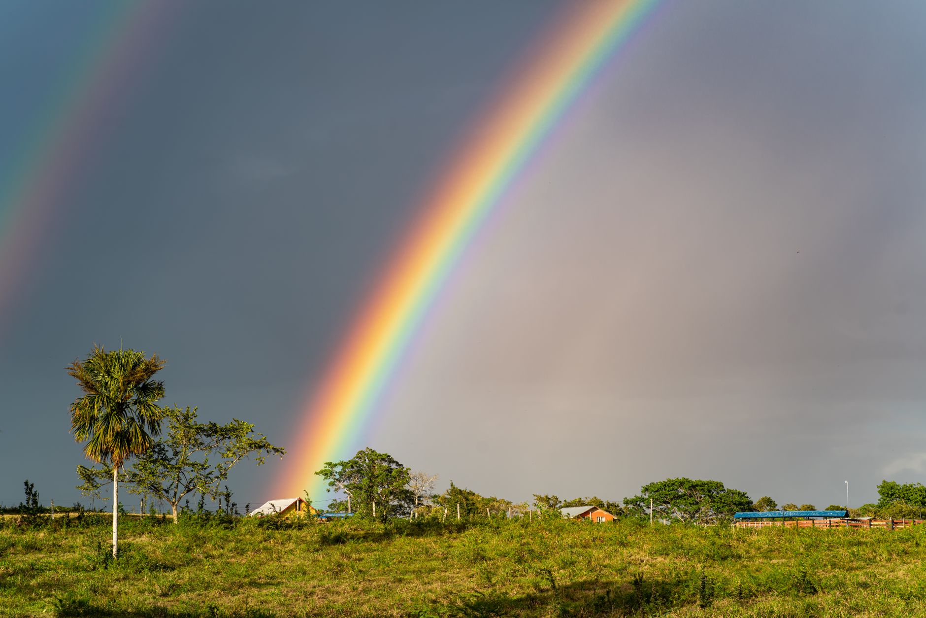 Arcobaleno che attraversa il cielo con nuvole