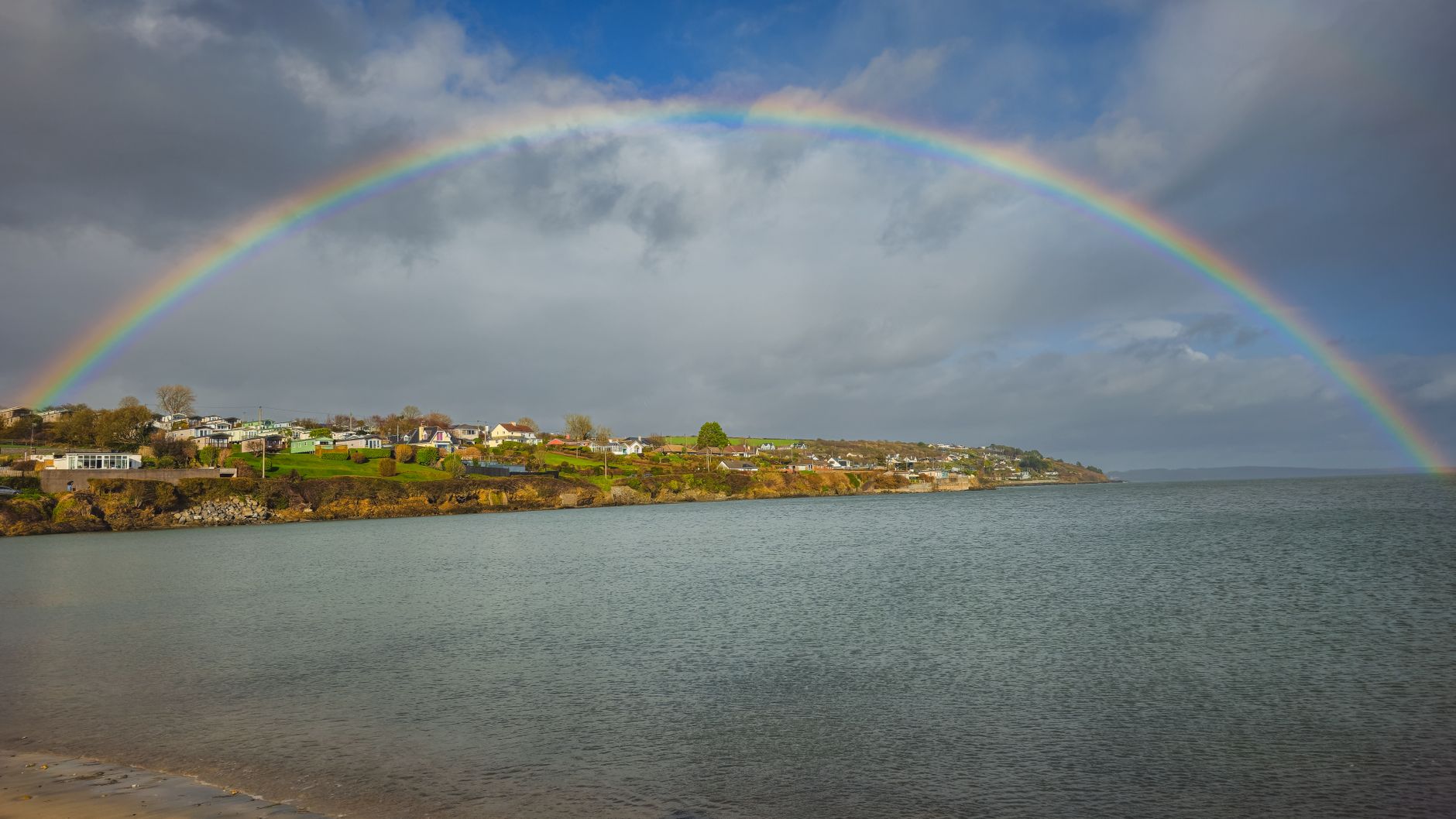 Doppio arcobaleno su una vallata