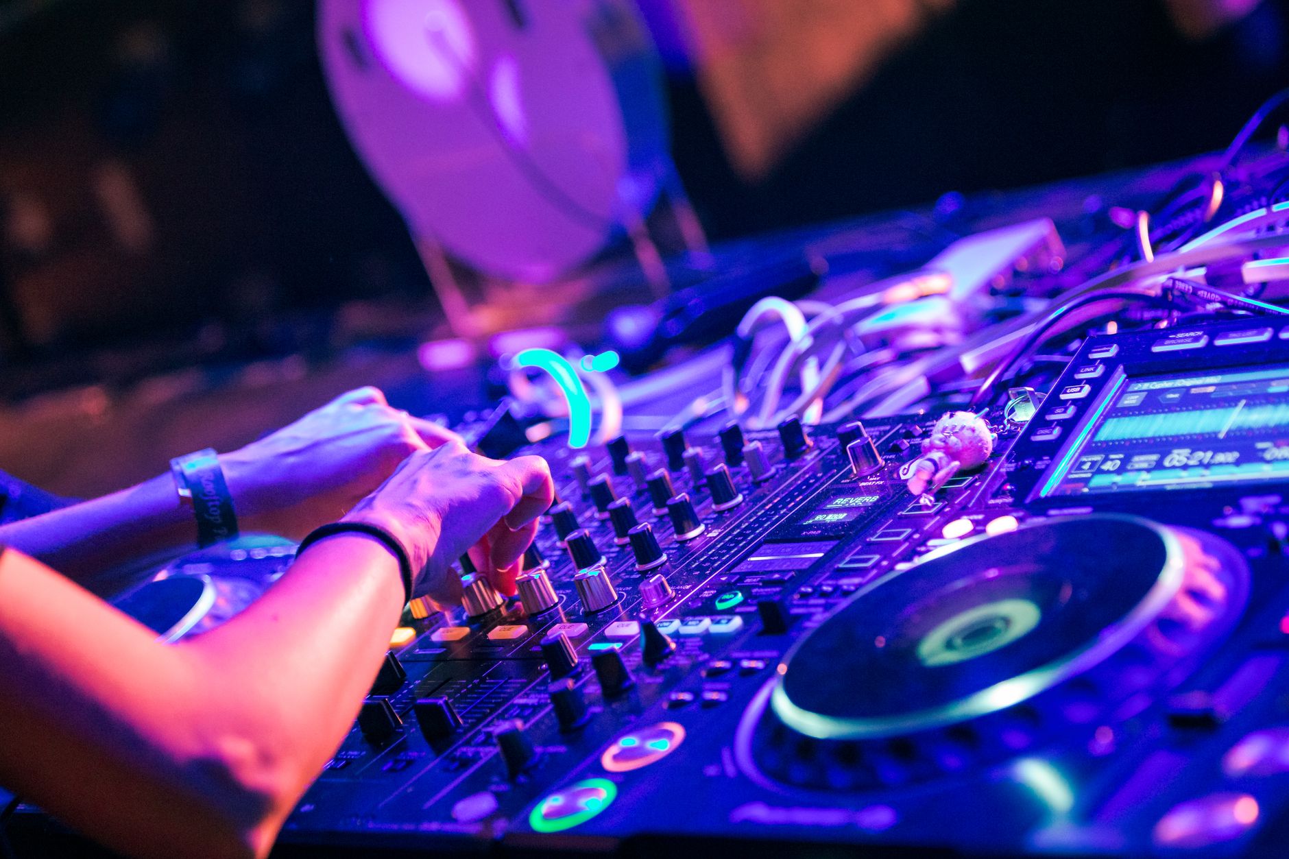 Folla a un festival di musica con luci
