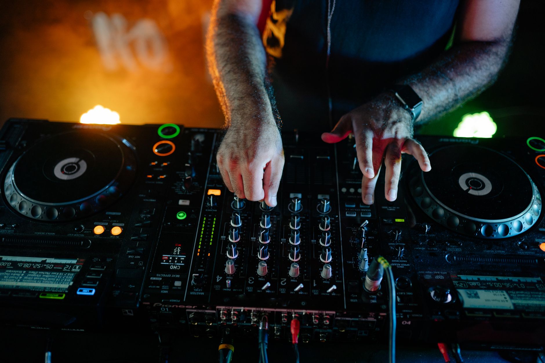 Dj che suona durante un evento notturno