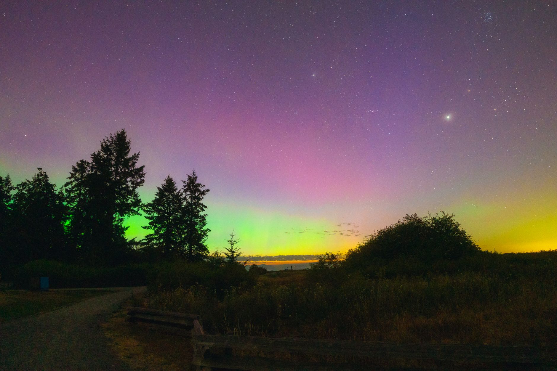 Aurora boreale verde nel cielo notturno sopra un paesaggio innevato